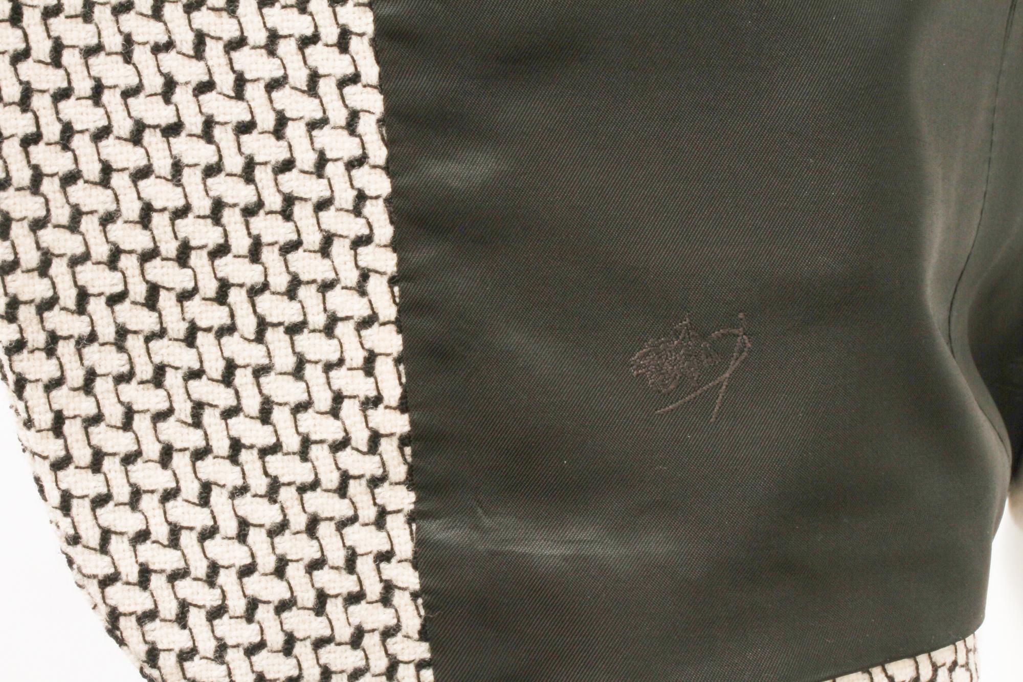 KENZO, Made In France, Blazer de lana con estampado cruzado abstracto en blanco y negro en venta 5