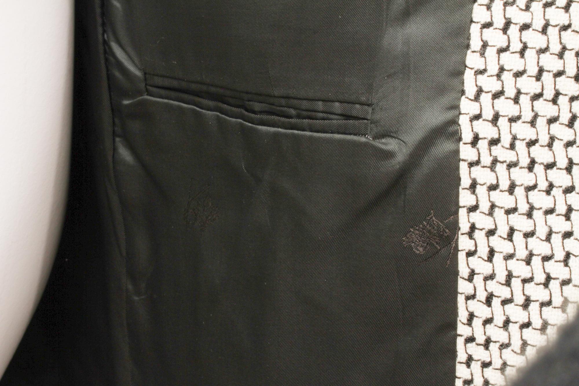 KENZO, Made In France, Blazer de lana con estampado cruzado abstracto en blanco y negro en venta 6