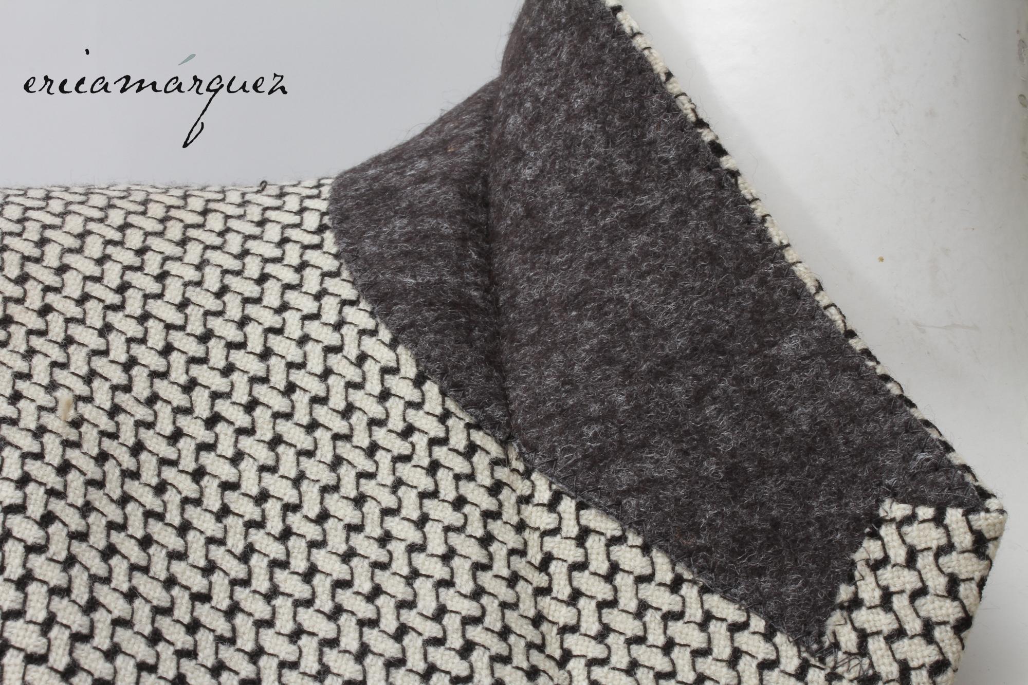 KENZO, Made In France, Blazer de lana con estampado cruzado abstracto en blanco y negro en venta 7