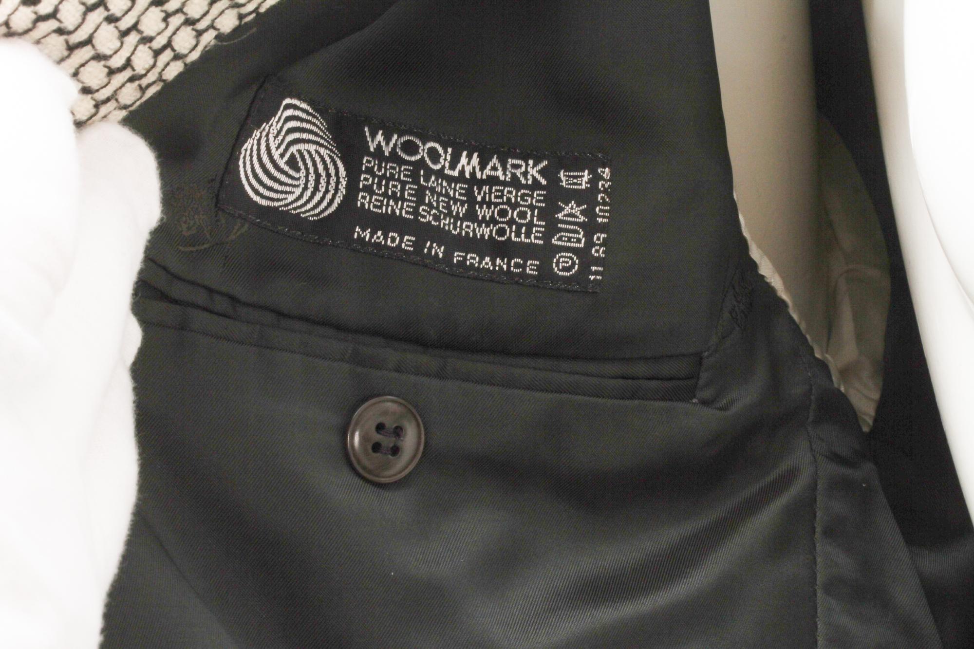 KENZO, Made In France, Blazer de lana con estampado cruzado abstracto en blanco y negro en venta 4