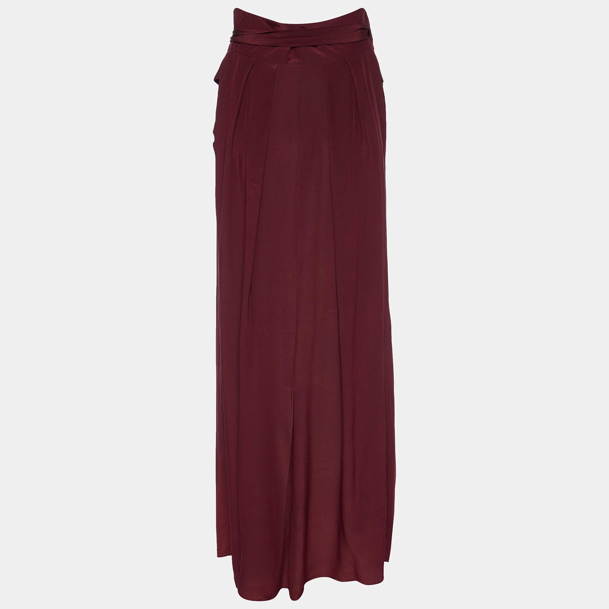 This lovely skirt is beautifully stitched from fine fabric. The comfy designer skirt has a flattering silhouette. Pair it with a simple top and strappy heels for a chic look.