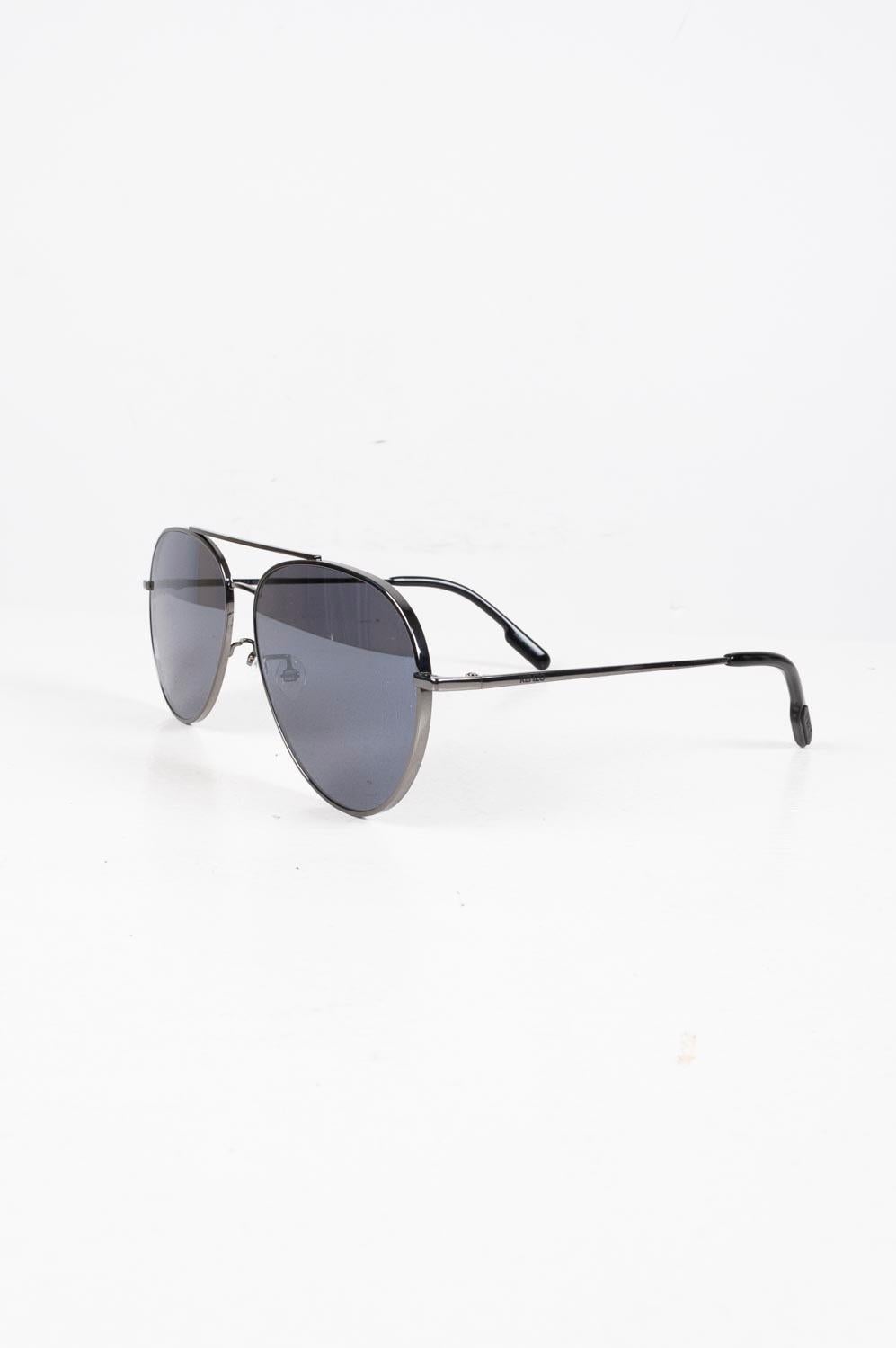 Item for sale is 100% genuine Kenzo KZ40085F Men Sunglasses, S324
Color: Grey
(An actual color may a bit vary due to individual computer screen interpretation)
Material: Glass/metal
Tag size: One Size
These sunglasses is great quality item. Rate 10