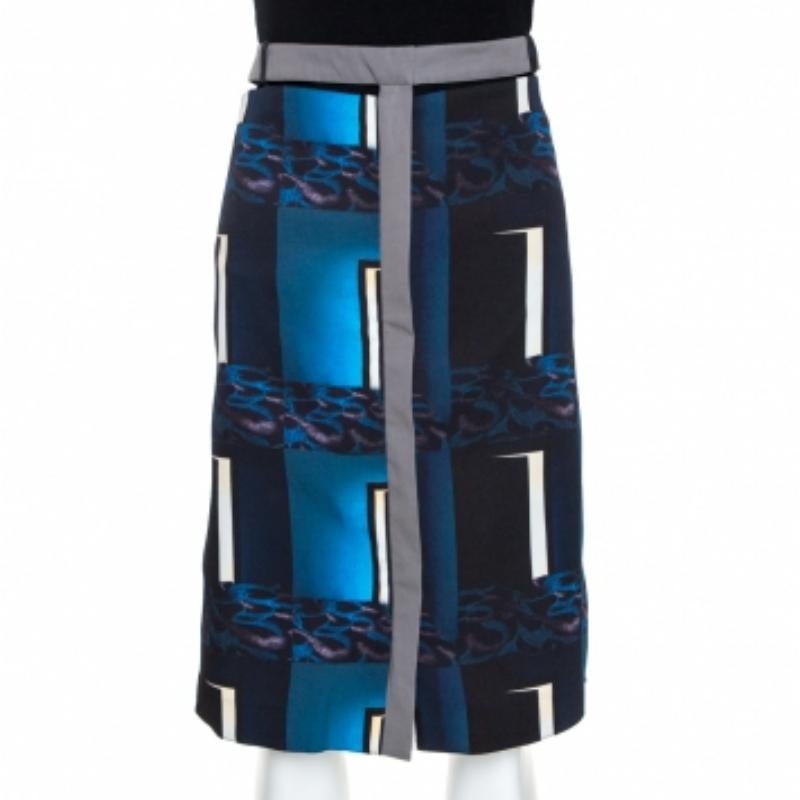 Kenzo's fitted skirt is a kind that you would love to wear forever. It is made of a blend of fabrics in multiple colors. This fashionable piece is detailed with a side slit and a zip closure for maximum comfort and ease. Wear this with a subtle