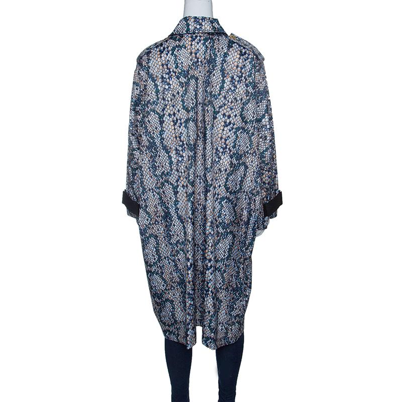 Kenzo's lightweight volume trench coat exhibits its signature fun and lively style. Gorgeously printed all over, the coat features notched lapels, front button fastenings and long sleeves accented with brand detailing. Its shoulders are adorned with