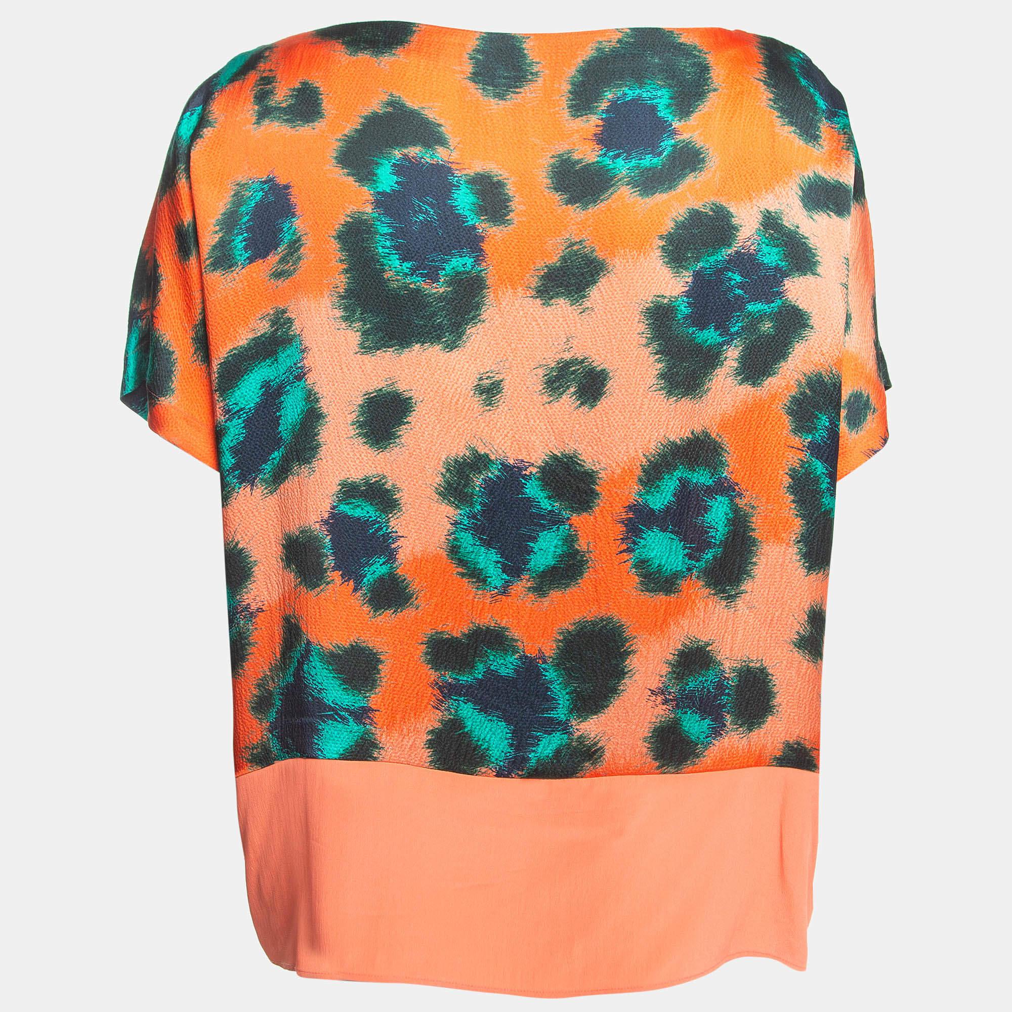 Esta blusa de diseño te aportará estilo y comodidad. Confeccionada con los mejores tejidos, la creación se ha realizado con todo lujo de detalles. Combínala con pantalones y tacones.