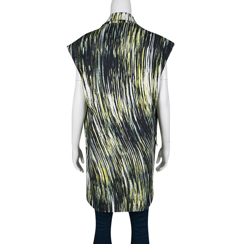 Kenzo's sleeveless jacket is a stylish piece to team with your casual separates. It is crafted with twilled cotton featuring an abstract multicolored print that instantly attracts your attention. Designed in an interesting structure, the jacket is