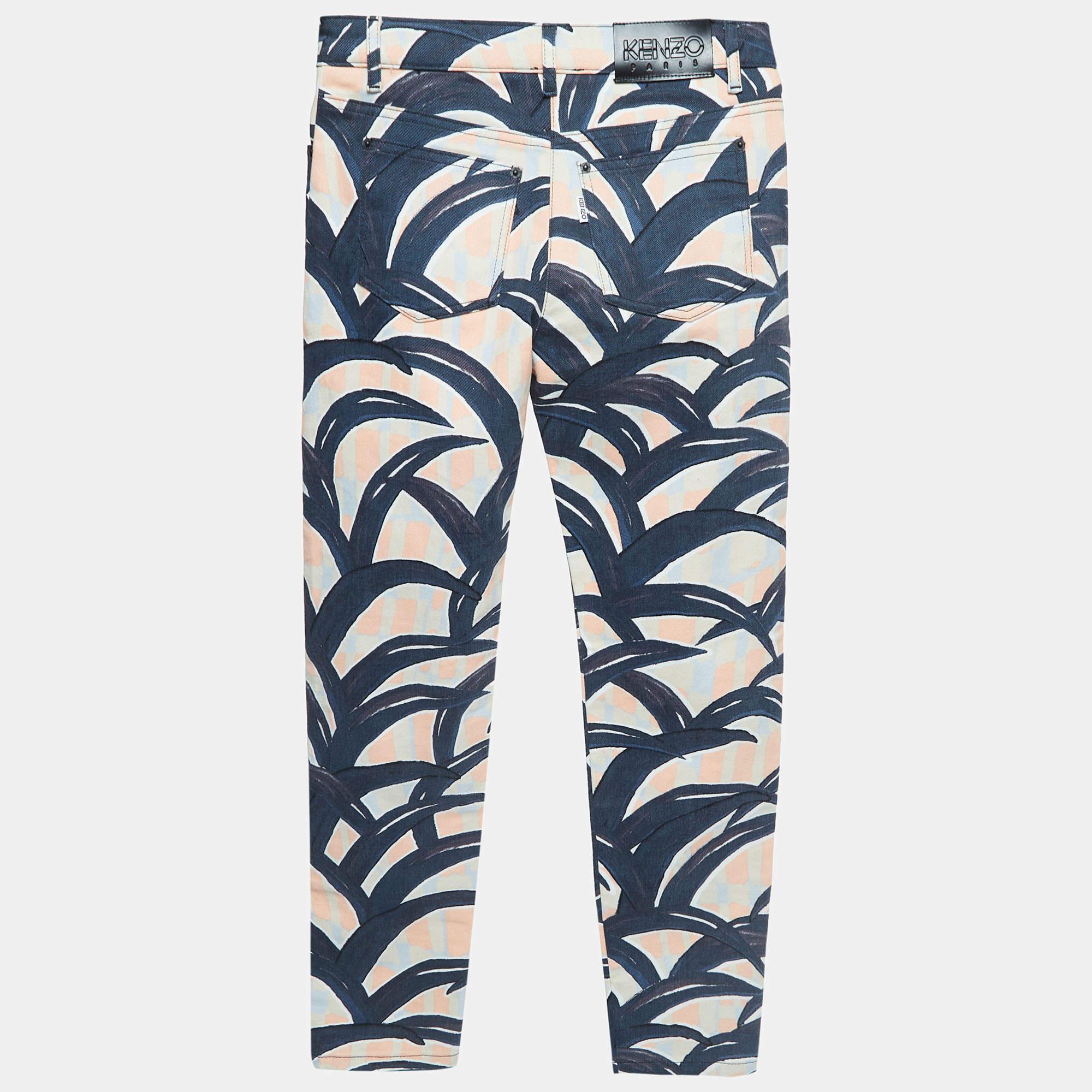 Si te gusta experimentar con estampados y patrones, este par de vaqueros Kenzo es justo para ti. Diseñado con una elegante silueta skinny fit, este par viene con un interesante estampado por todas partes. Creemos que esta pieza queda mejor si se