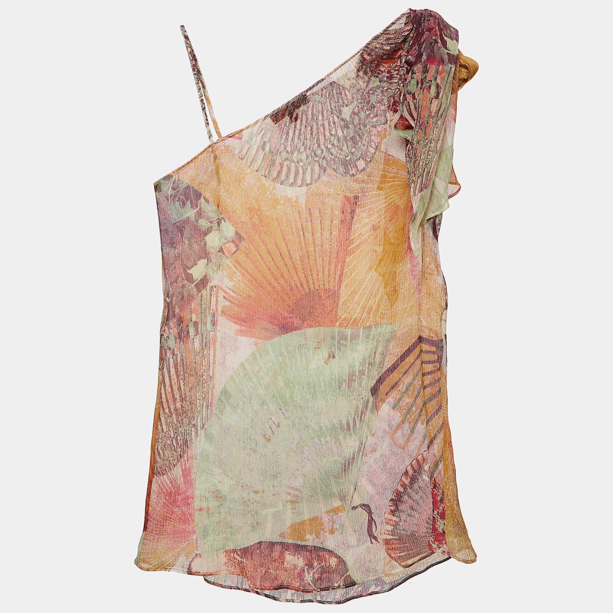 Ce haut de créateur est synonyme de style et de confort. Confectionnée à partir des meilleurs tissus, cette création a fait l'objet d'une attention toute particulière. Il s'associe à une jupe et à des talons.
