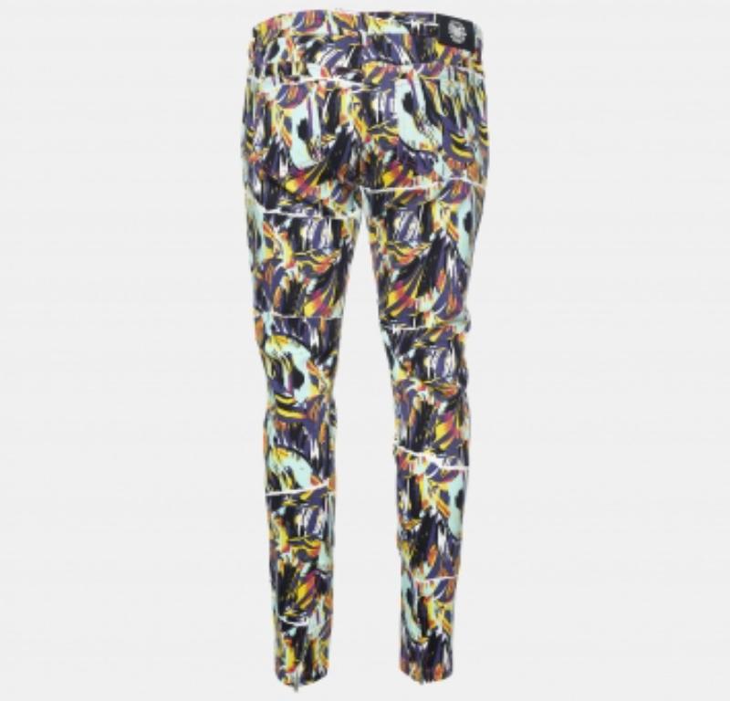 Ce jean de la maison Kenzo est définitivement un indispensable du placard. Il est taillé dans un coton stretch imprimé multicolore et présente une coupe fuselée. Ce jean est doté de cinq poches extérieures et d'une fermeture à glissière. Affichez un