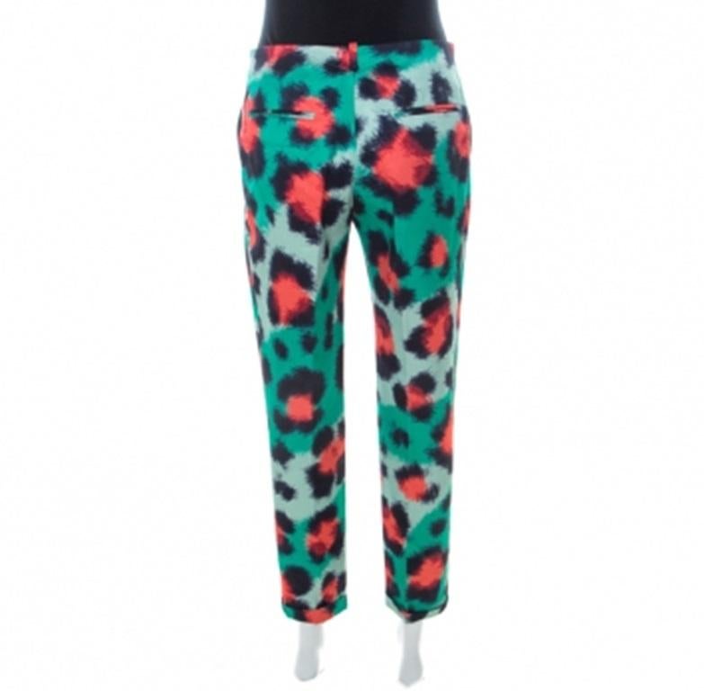 Ogni donna merita un bellissimo paio di pantaloni di Kenzo nel proprio guardaroba. Questi modelli multicolore sono realizzati in misto cotone e progettati per calzare a pennello. I pantaloni con stampa a scarabocchi saranno un piacere da indossare.