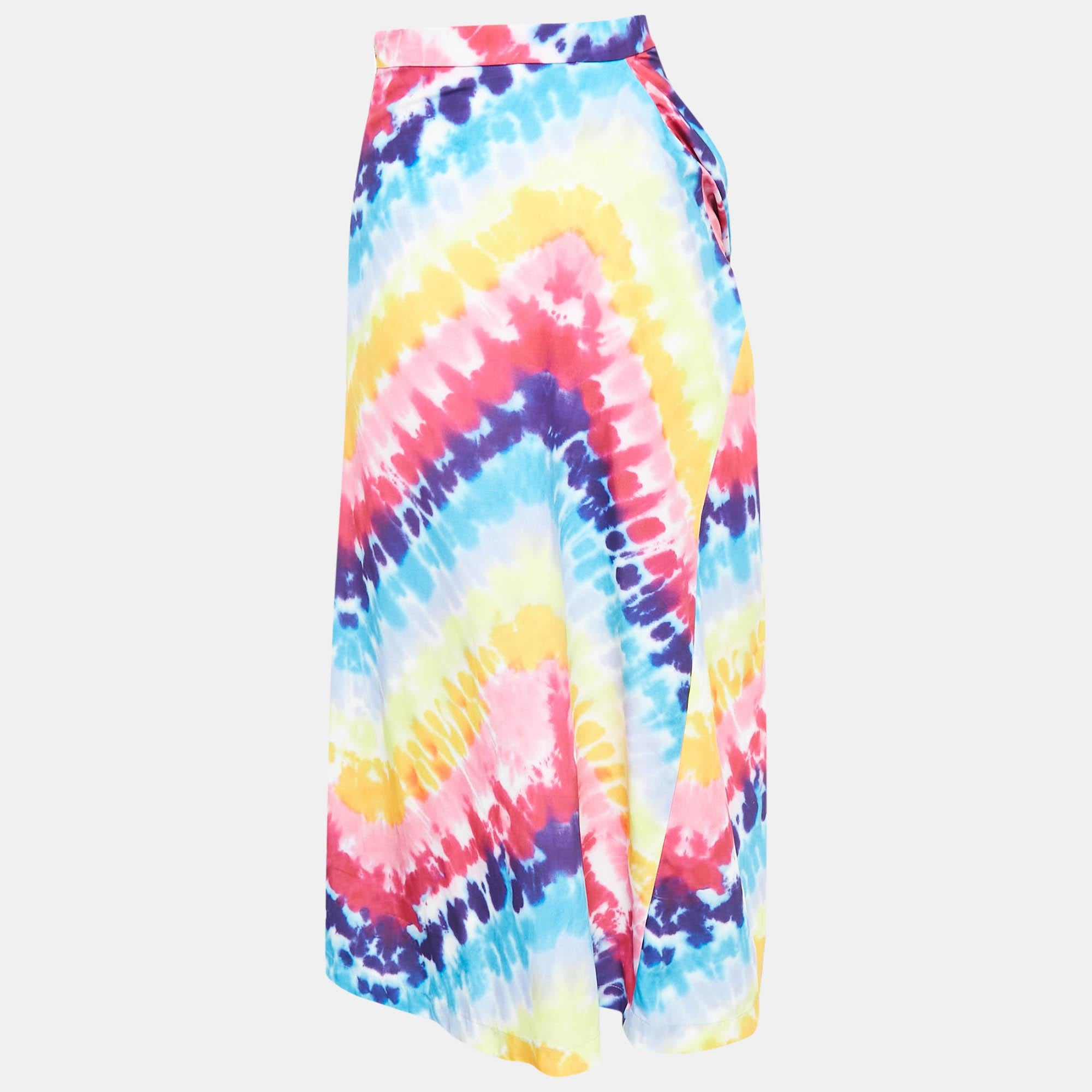 Experience the charm of designer clothing with this gorgeous skirt. Made from quality fabrics the skirt has a simple allure and a great fit. Pair it up with a tailored blouse or a simple top and high heels.