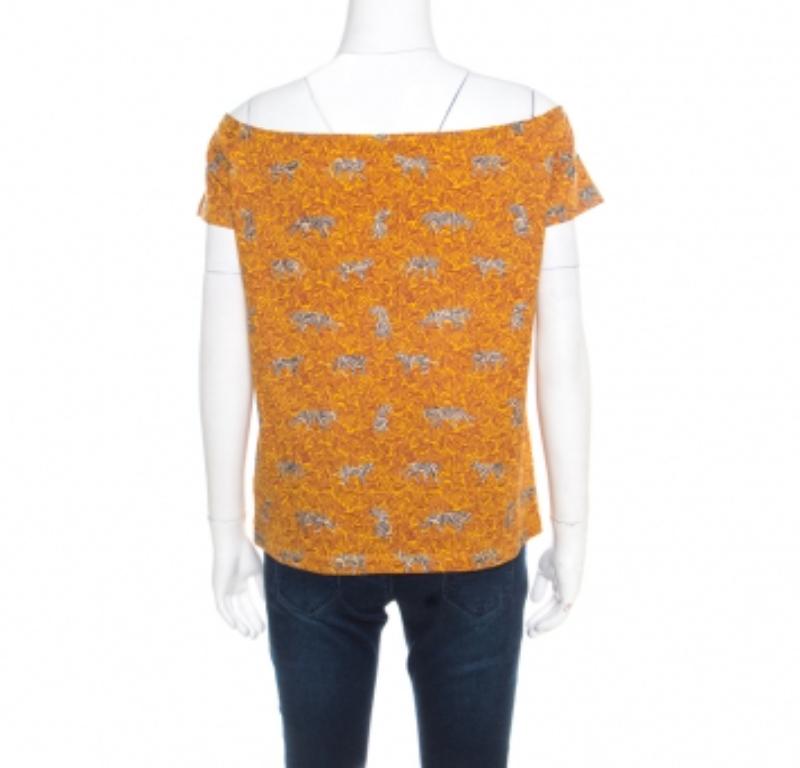Preparati a brillare e a lasciare il segno con questo favoloso top off shoulder di Kenzo. Il top color senape è realizzato in 100% cotone e presenta una silhouette rilassata. Sfoggia una stampa a scarabocchi su tutta la superficie e maniche corte.