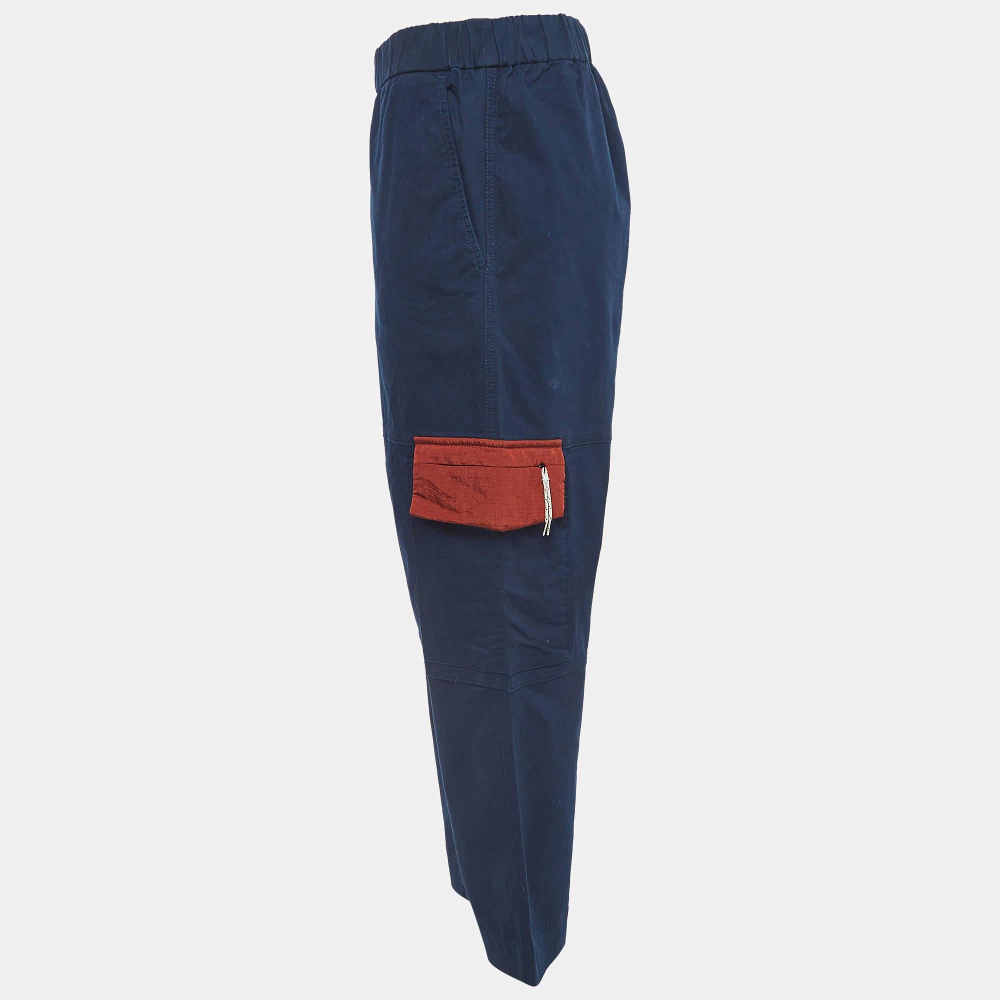 With an elasticated waistband this pair of trousers will offer you the perfect fit. Tailored from cotton it has been styled with the brand signature on the side. Pair it up with a comfortable T shirt for a relaxed edit.
