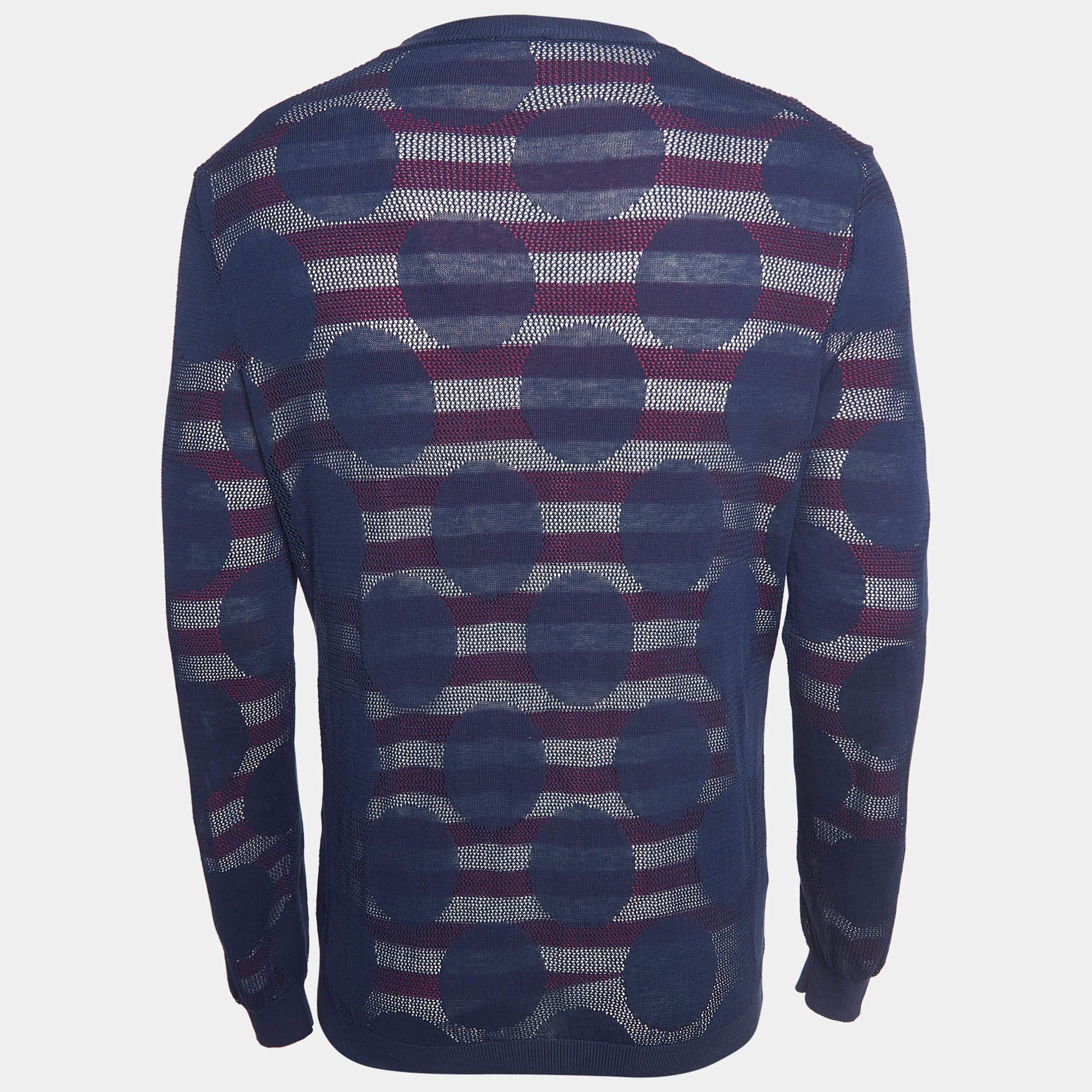 Whether you want to go out on casual outings with friends or just want to lounge around, this sweatshirt is a versatile piece and can be styled in many ways. It has been made using fine fabric.