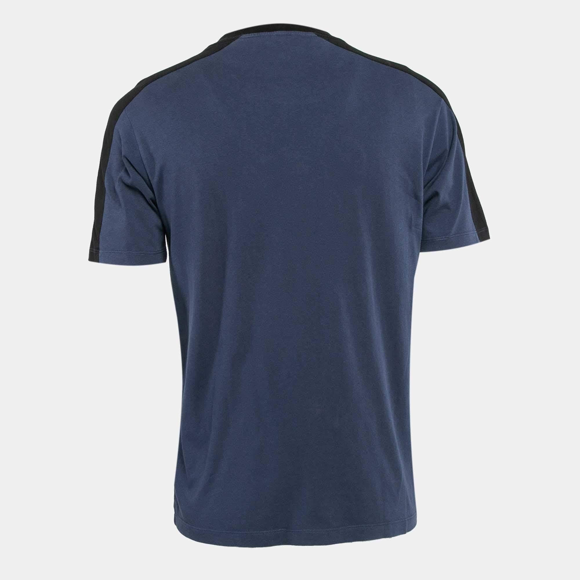 Get the comfort and the right casual style with this designer T shirt. Designed to be reliable and durable  the creation has a simple neckline and signature detailing.