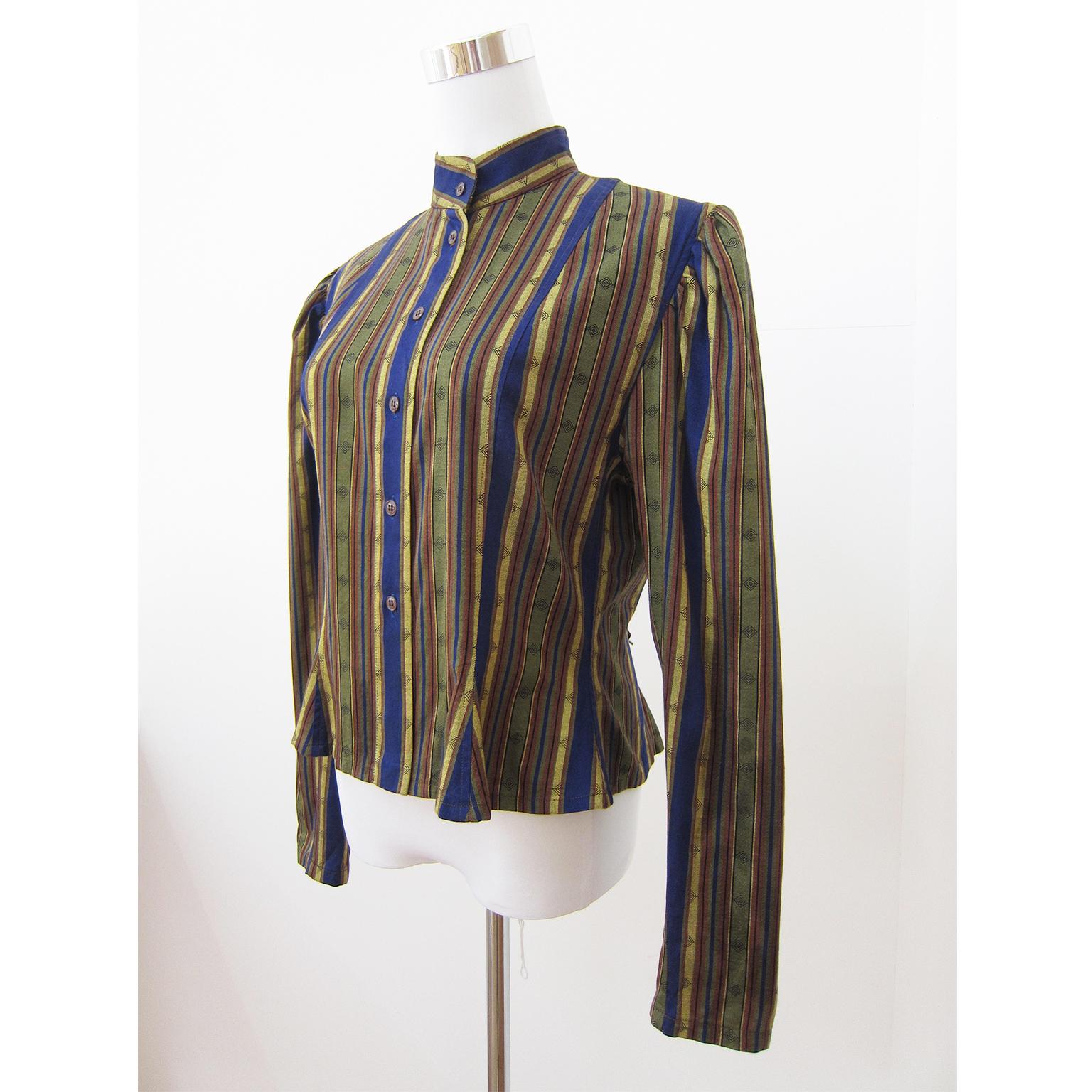 KENZO Paris schöne ethnische Mao-Kragenjacke mit tabakbraunen, grünen, blauen und gelben Streifen. Dazu passende Hose, Schal mit 2 Reißverschlusstaschen. Various ways of style. Hergestellt in Frankreich. 
Größe : 42 (Fr)




