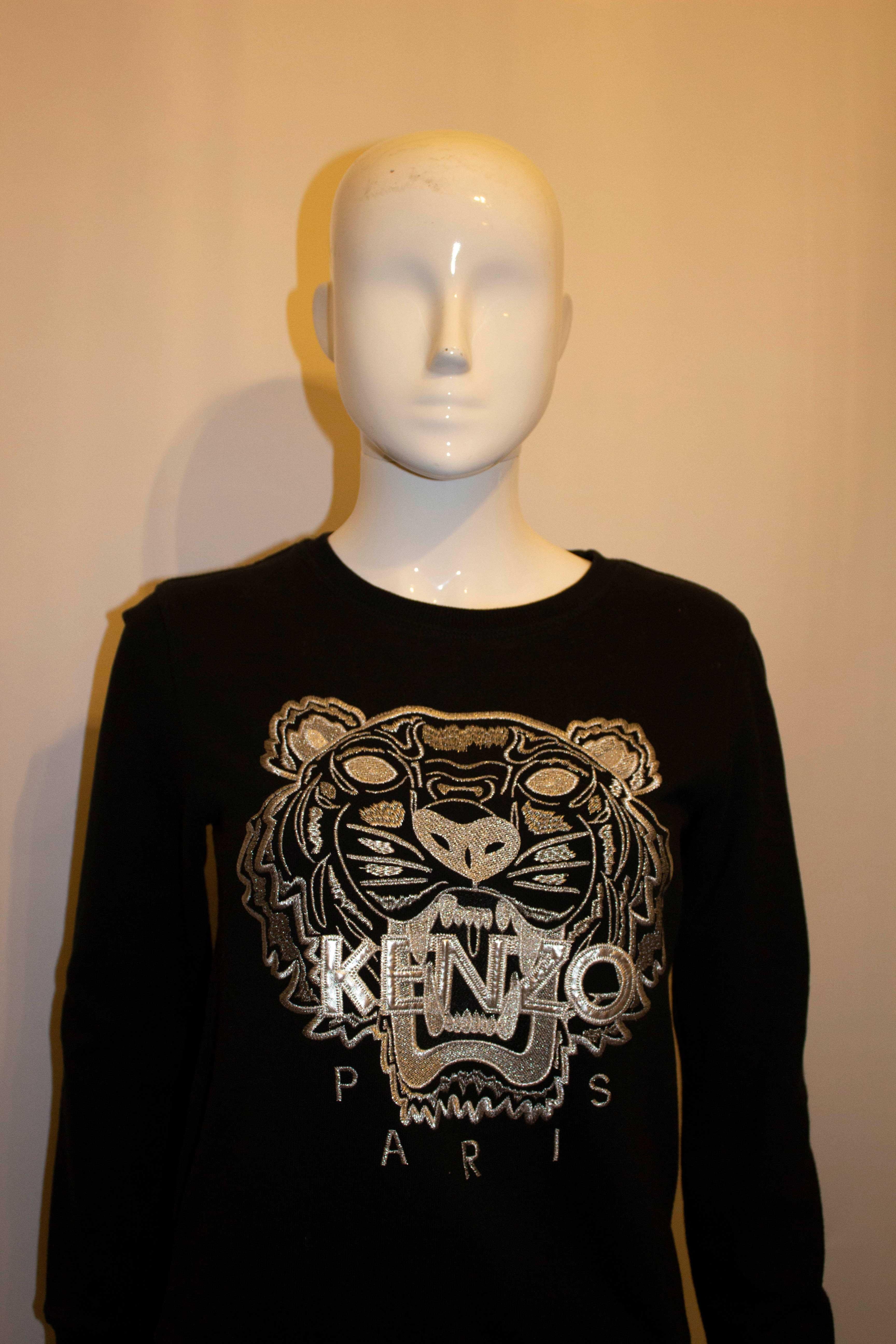 Un magnifique sweat-shirt non porté de Kenzo Paris. Le sweat-shirt est noir avec une broderie argentée sur le devant. 100% coton. Taille M Poitrine 36'', longueur 23''