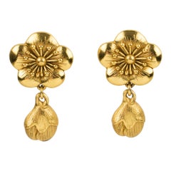 Kenzo Paris Clips d'oreilles en métal doré en forme de fleur de cerisier