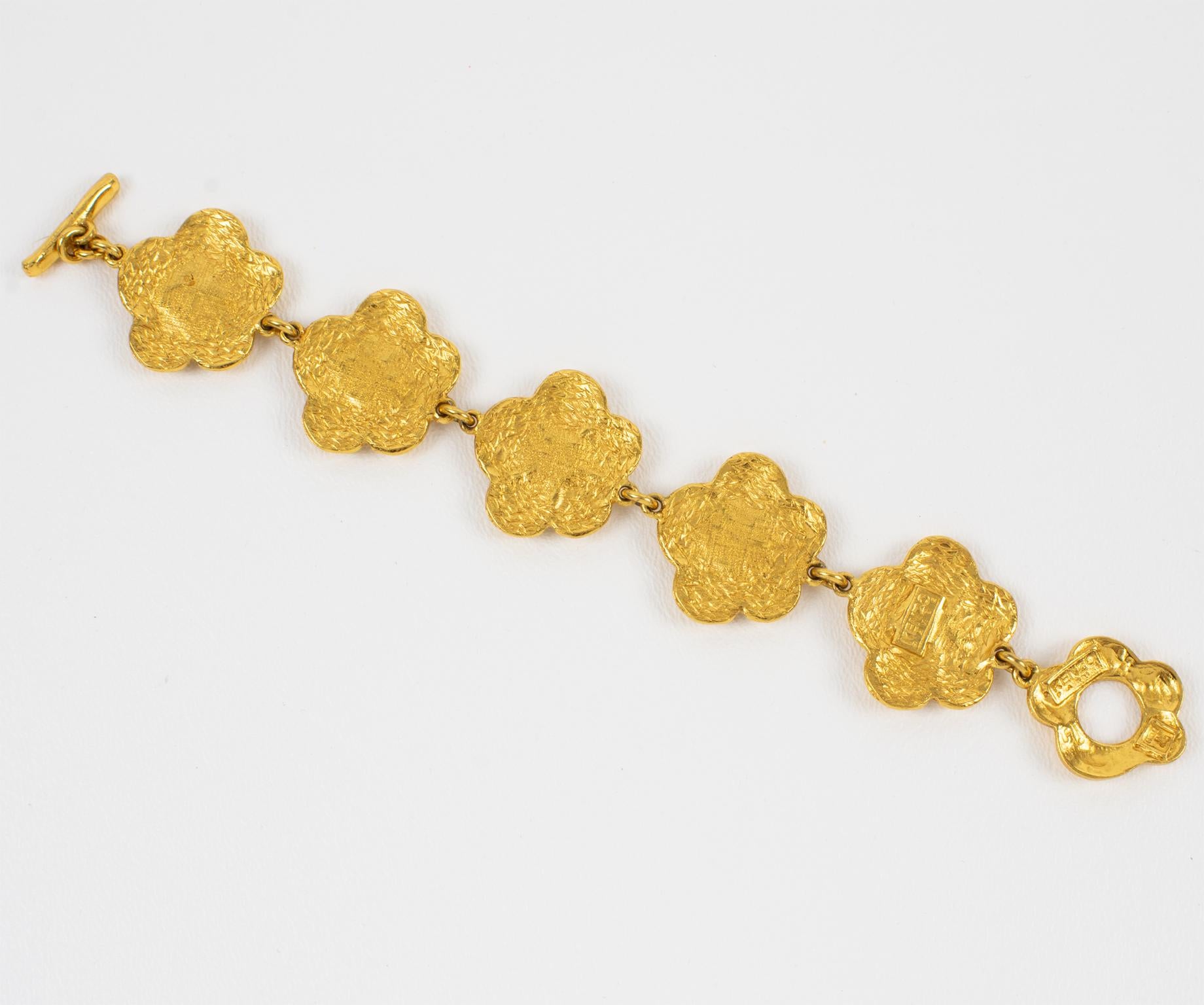 Kenzo Paris Bracelet à maillons en métal doré avec fleur de cerisier Excellent état - En vente à Atlanta, GA
