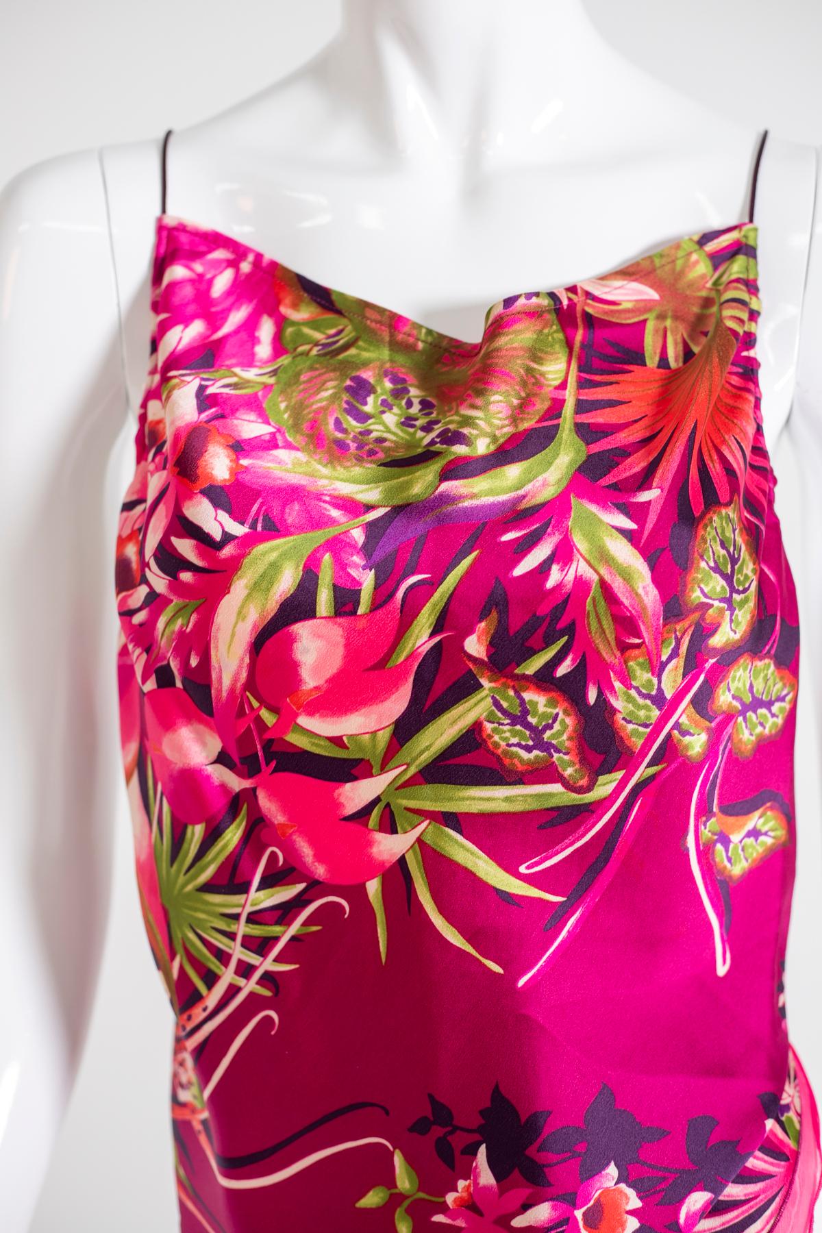 Schönes Sommer-Kenzo-T-Shirt mit tropischem Muster und Fuschia-Hintergrund. Das Hemd ist aus weicher Seide gefertigt. Die Riemen sind dünn und kreuzen sich auf dem Rücken. Perfekt zu einer eleganten Hose oder sogar zu einer Jeans getragen. Größe 40
