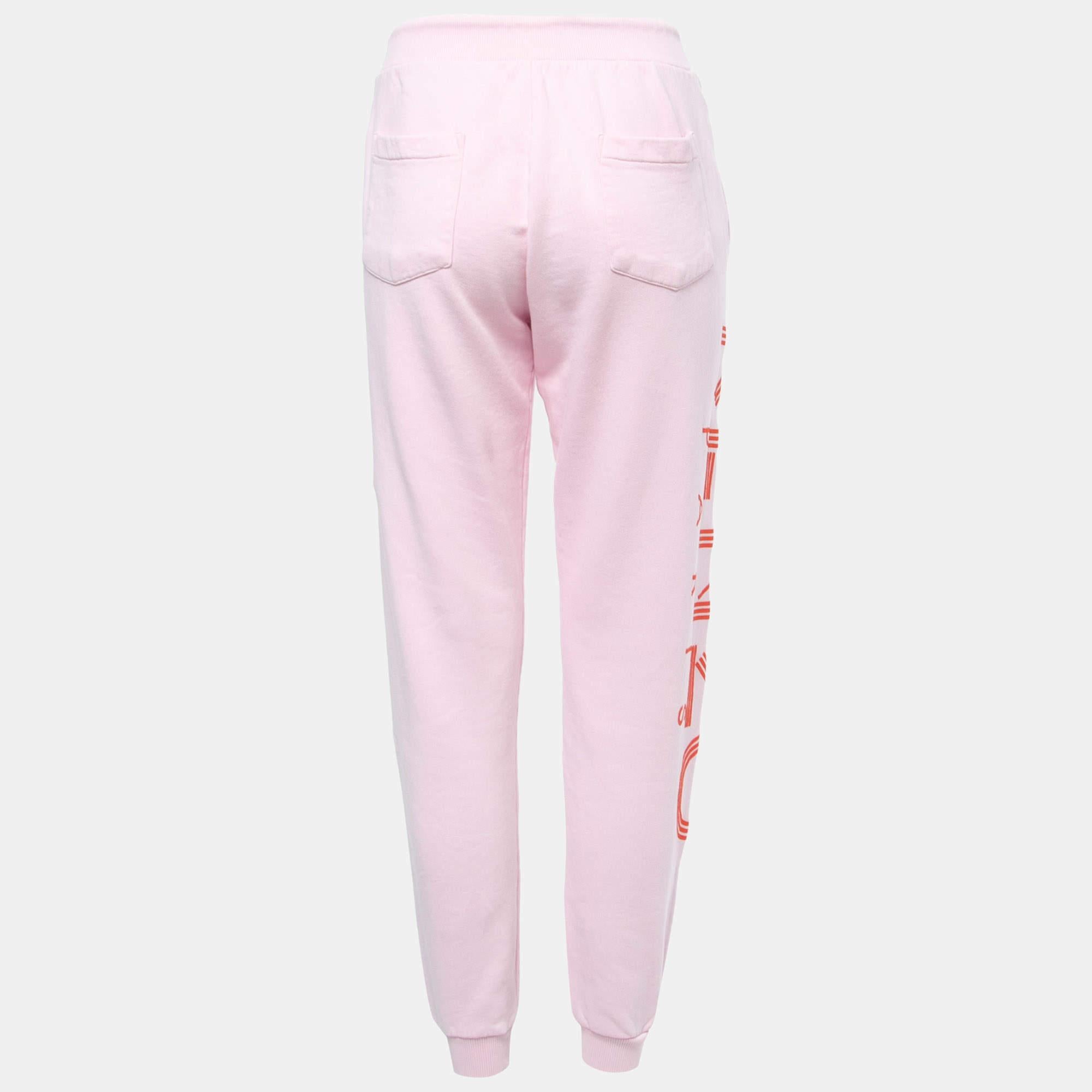 Attain a comfortable laid back look with these Kenzo pink joggers. Made of cotton the pants have a drawstring waistband and a logo on the side.