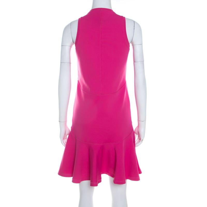 Kenzo has designed this sleeveless dress that is accentuated with gold-tone zipper at the front. The gorgeous shade of pink will brilliantly bring out the best in you. Masterfully crafted in blended fabric, it comes with neoprene drop waist flair