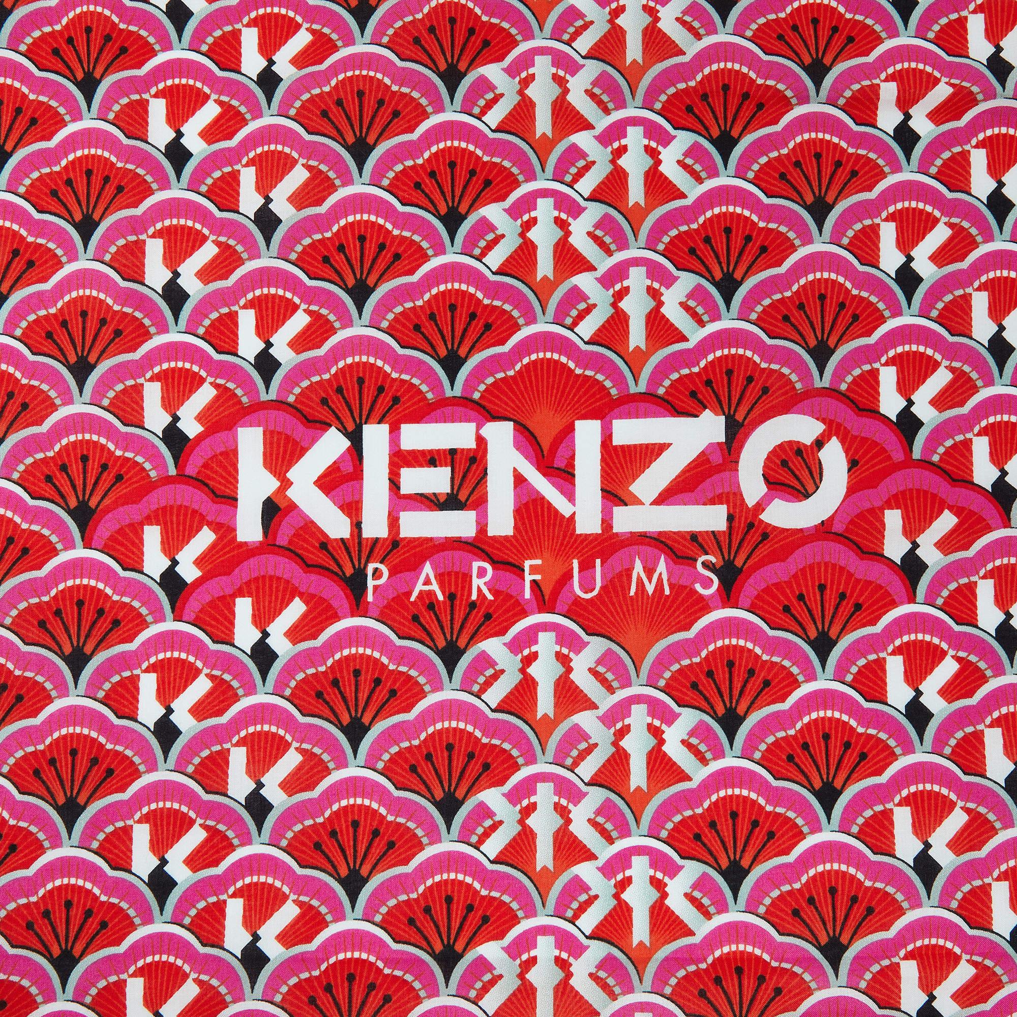Il fazzoletto da collo Kenzo è un accessorio vivace che presenta l'iconico logo Kenzo in una sorprendente tonalità rossa. Realizzata in cotone di alta qualità, questa sciarpa quadrata aggiunge un tocco di lusso e stile, perfetto per elevare