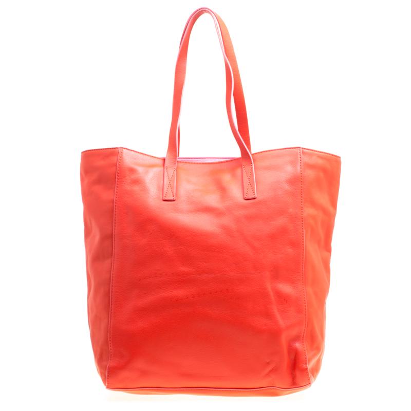 You'll surely love owning this KENZO tote as it is stylish and functional. It has been crafted from red leather and styled with two handles and the K logo on the front. The bag is complete with a spacious fabric interior for your