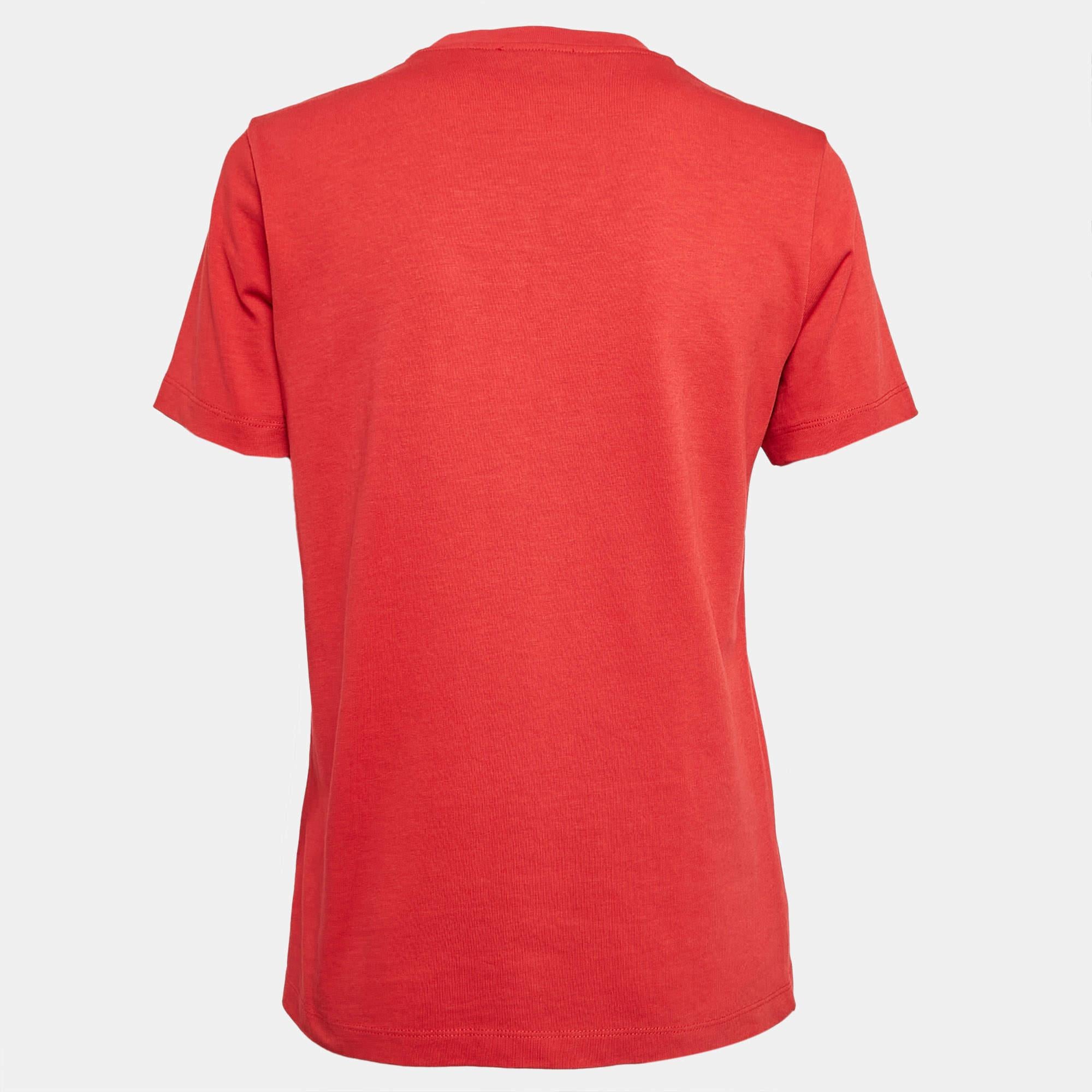 This Kenzo T shirt in red is cut for a relaxed fit and is designed with a crew neckline short sleeves and front logo details. Youll love the comfort and style it brings.