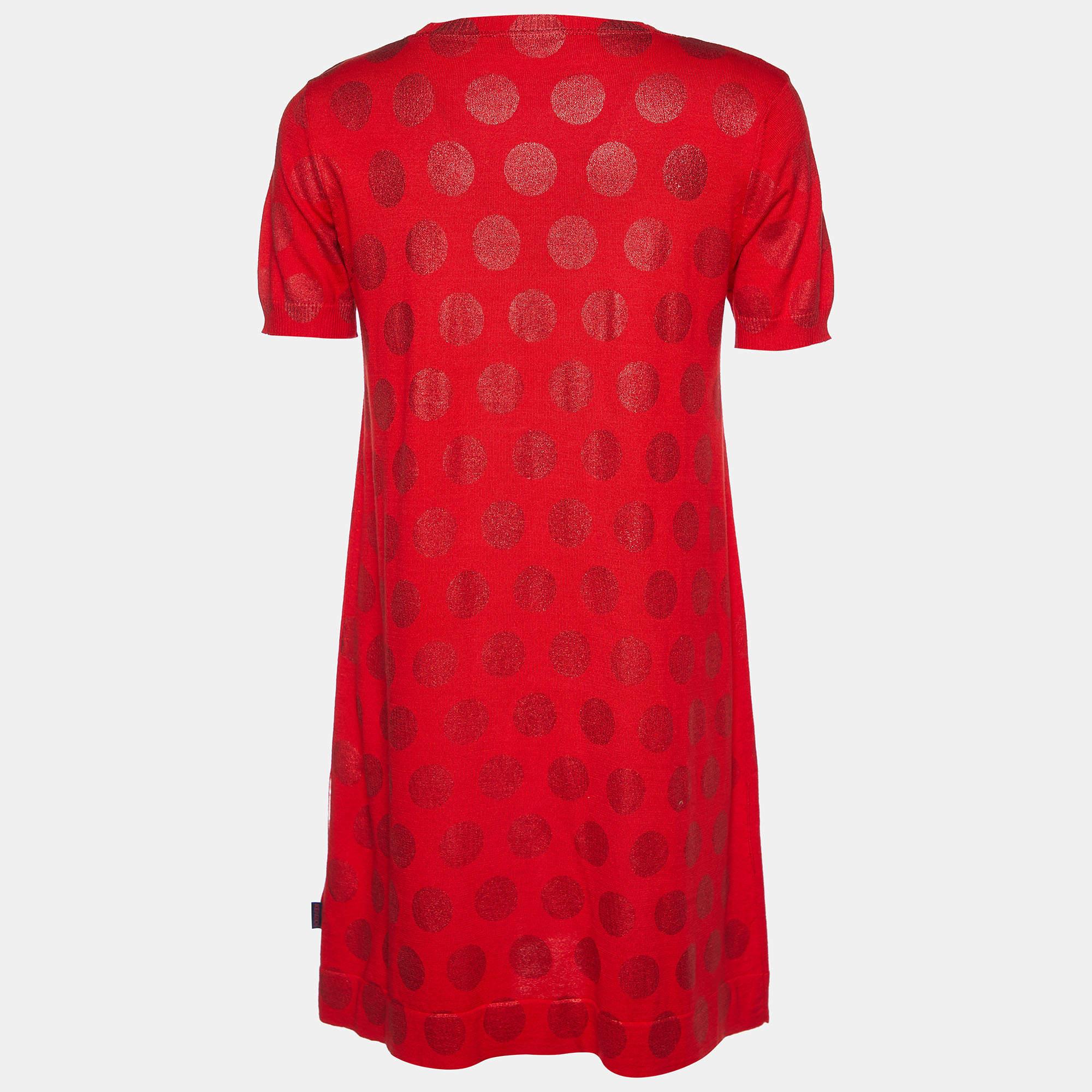 Exhibit a stylish look by wearing this beautiful designer dress. Tailored using fine fabric  this dress has a chic silhouette for a framing fit. Style the creation with chic accessories and pumps.
