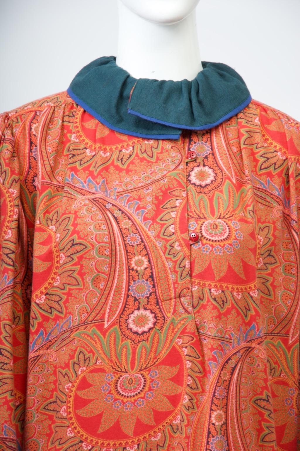 Kenzo, C.C.A., grande robe cachemire rouge en laine et coton challis présentant des détails de forme et de conception intéressants. Le corps ample, de forme semi-cocoon, est doté d'une patte de boutonnage à trois boutons sur le devant et se prolonge