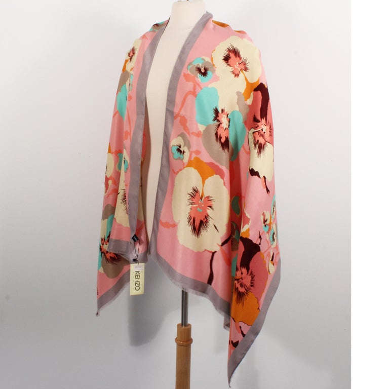Kenzo - Châle à motif floral graphique, état neuf avec étiquettes, imprimé  rare, 2017 En vente sur 1stDibs