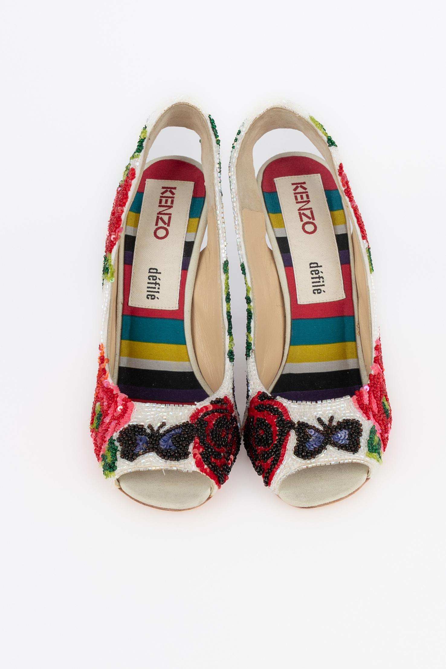 KENZO - (Made in Italy) Stilettoes, bestickt mit einem mehrfarbigen Blumenmuster aus Perlen und Pailletten. Größe 39FR.

Bedingung:
Sehr guter Zustand

Abmessungen:
Absatzhöhe: 11 cm

SKU:CH124



