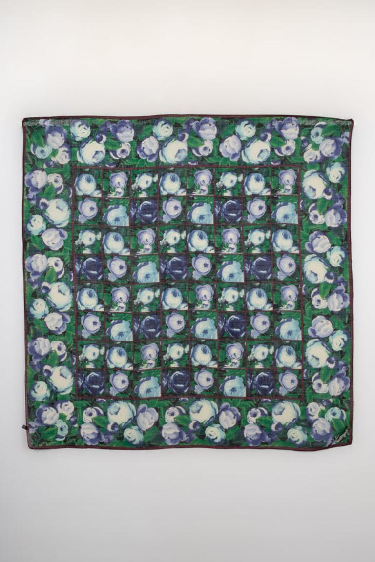 Kenzo - (Made in Italy) Foulard in seta e lana stampato con fiori nei toni del blu e del viola.

Informazioni aggiuntive:
Condizioni: Ottime condizioni
Dimensioni: 110 cm x 110 cm

Riferimento del venditore: ACC174