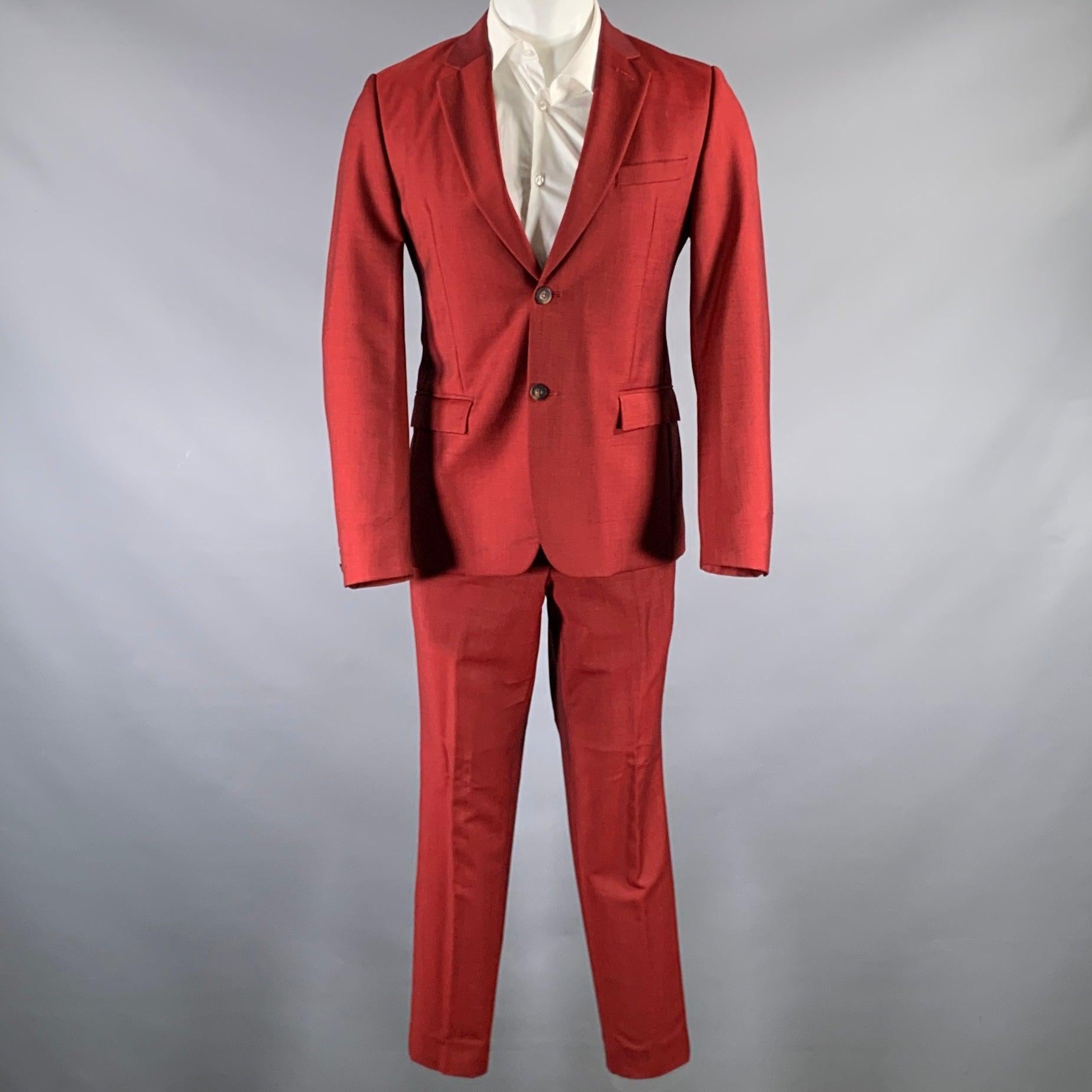 KENZO Anzug
aus einer burgunderroten Woll-Mohair-Mischung mit Vollfutter und umfasst einen einreihigen Sportmantel mit Doppelknopf und Revers sowie eine passende Hose mit flacher Vorderseite. Made in France. sehr guter gebrauchter Zustand.
Kleine