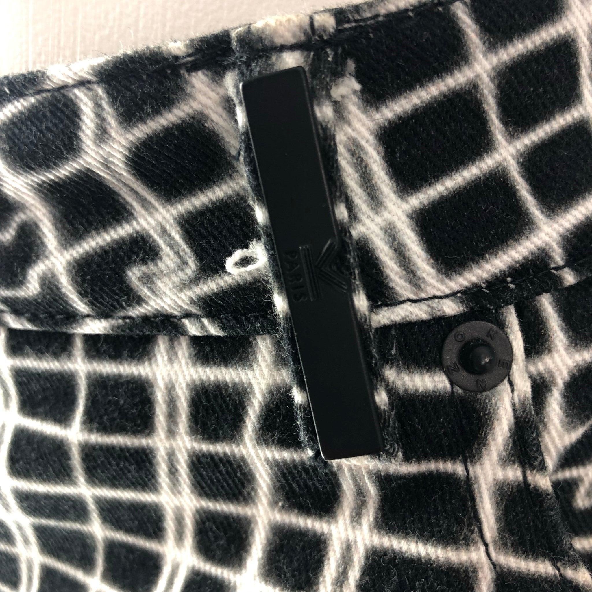 KENZO Slim casual jeans comes in black & white cotton checkered fabric featuring Flat Front, five pockets,
 Zip and Button closure. Made in Italy.Very Good Pre-Owned Condition. Pre-Owned Condition. 

Marked:   40 IT 

Measurements: 
  Waist: 33 in