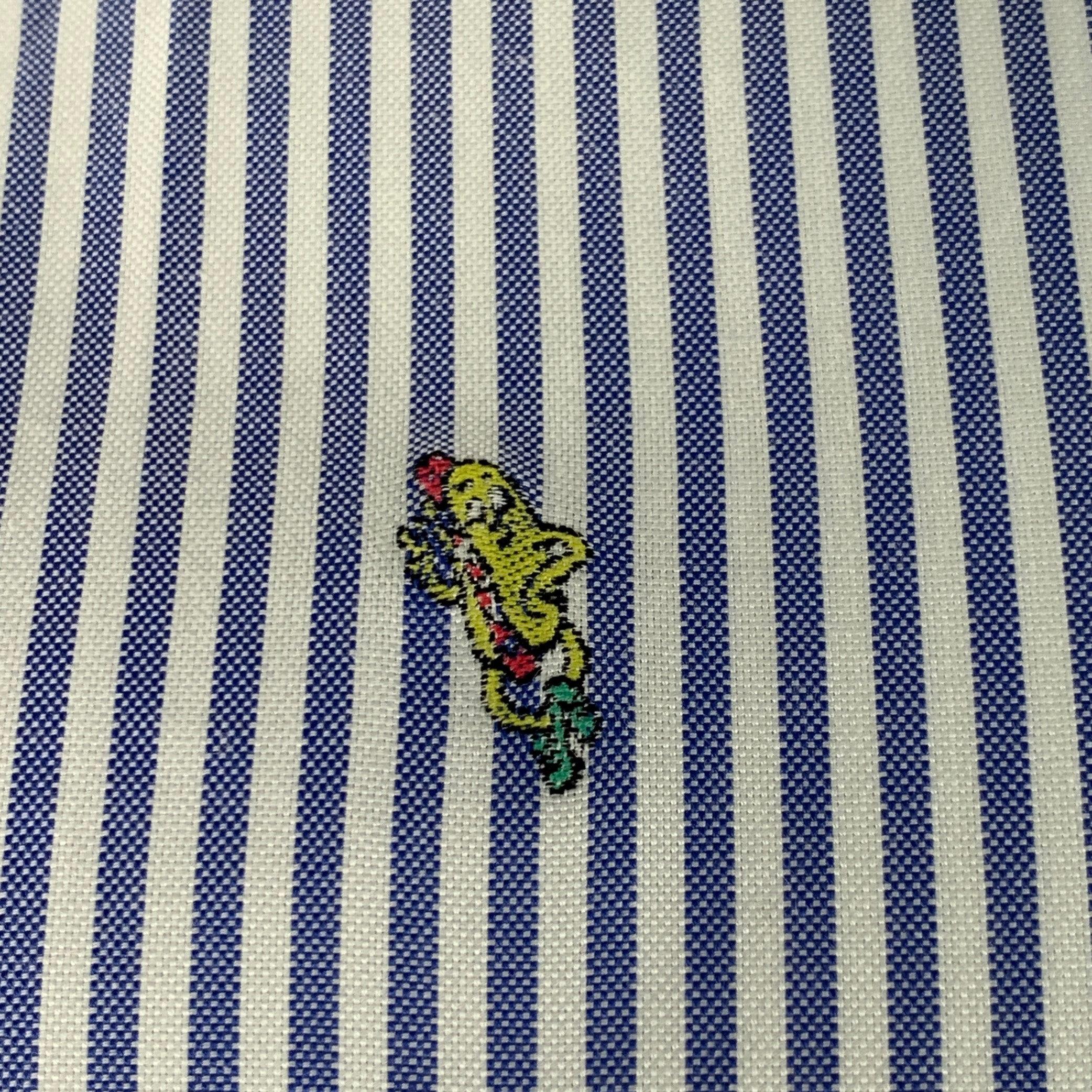 Camicia a maniche lunghe Kenzo Paris
in tessuto di cotone blu e bianco con motivo a righe con hot dog e gelato ricamati, colletto abbottonato e chiusura con bottoni. Eccellente condizione di usato.  

Contrassegnato:   M 

Misure: 
 
Spalla: 17,5