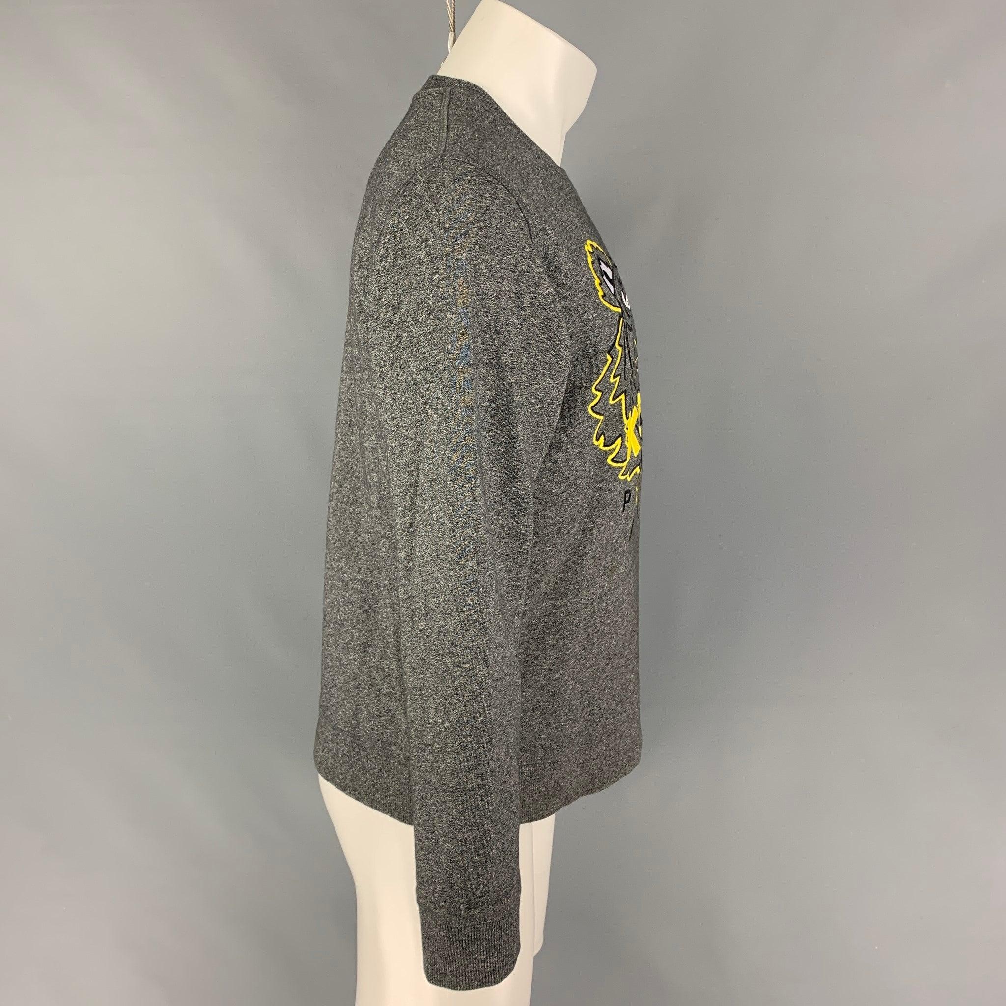 KENZO pullover comes in a grey & yellow cotton with a embroidered tiger design featuring a crew-neck. Made in Portugal.Very Good Pre-Owned Condition. 

Marked:   M 

Measurements: 
 
Shoulder: 18 inches Chest: 40 inches Sleeve: 26 inches Length: 25