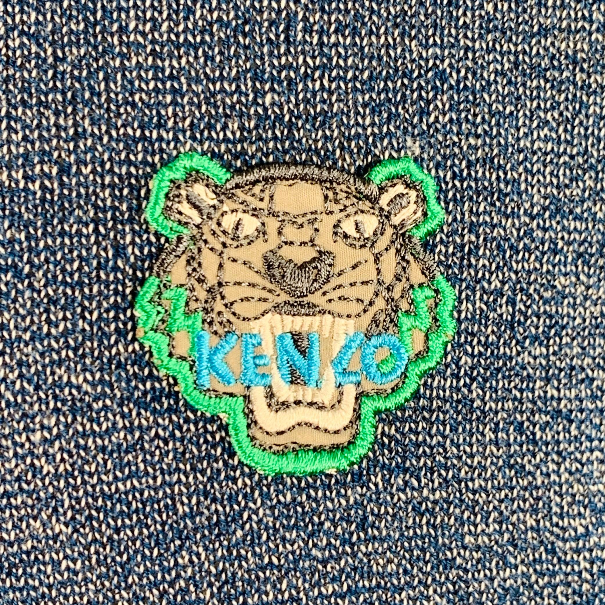 KENZO PARIS Pullover
aus heideblauem Baumwollstrick mit grünem Kontrastbesatz, KENZO-Tiger-Patch und Rundhalsausschnitt. Ausgezeichneter Pre-Owned Zustand. 

Markiert:   M 

Abmessungen: 
 
Schulter: 20 Zoll Brustumfang: 43 Zoll Ärmelumfang: 27 Zoll