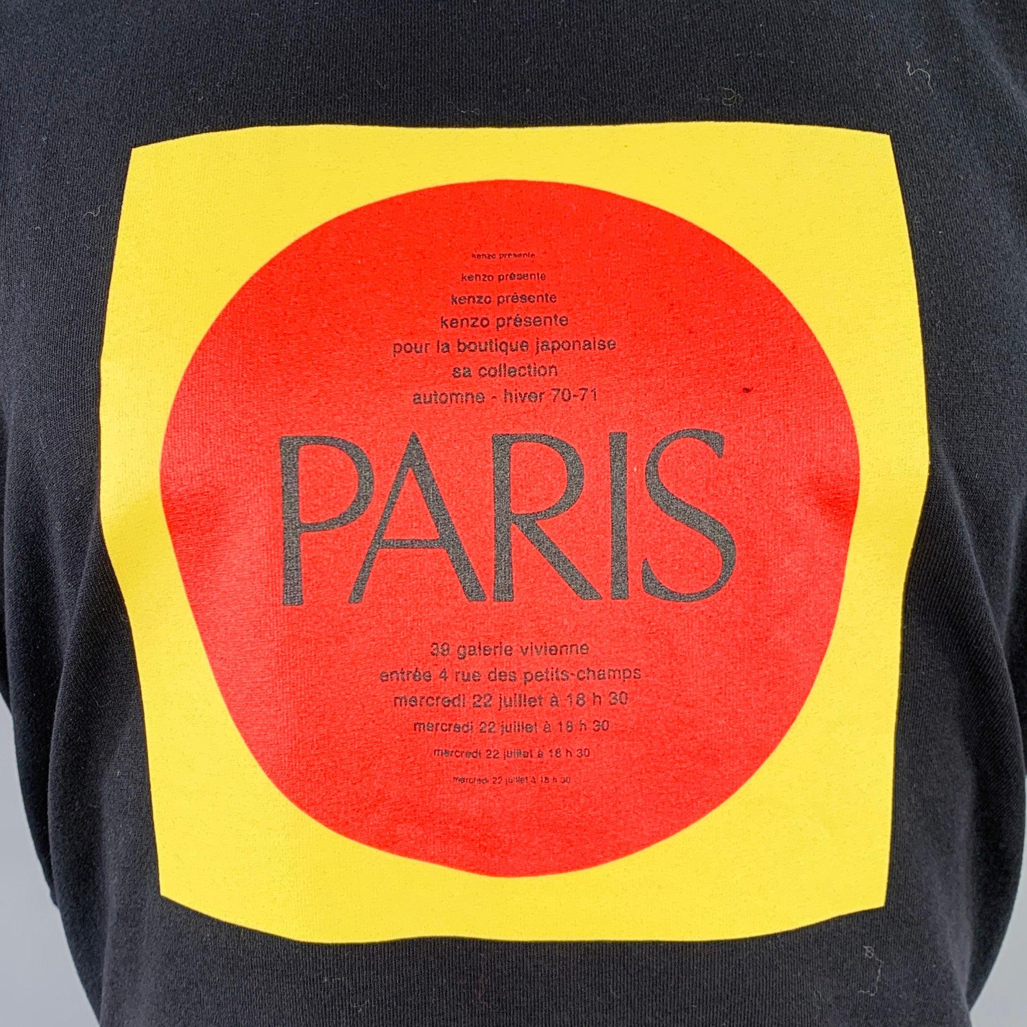 KENZO t-shirt
in a black cotton jersey featuring a multicolor PARIS print based on KENZO's AW 1970 runway show, short sleeves, and crew neck. Made in Portugal.Excellent Pre-Owned Condition. 

Marked:   M 

Measurements: 
 
Shoulder: 20 inches Chest: