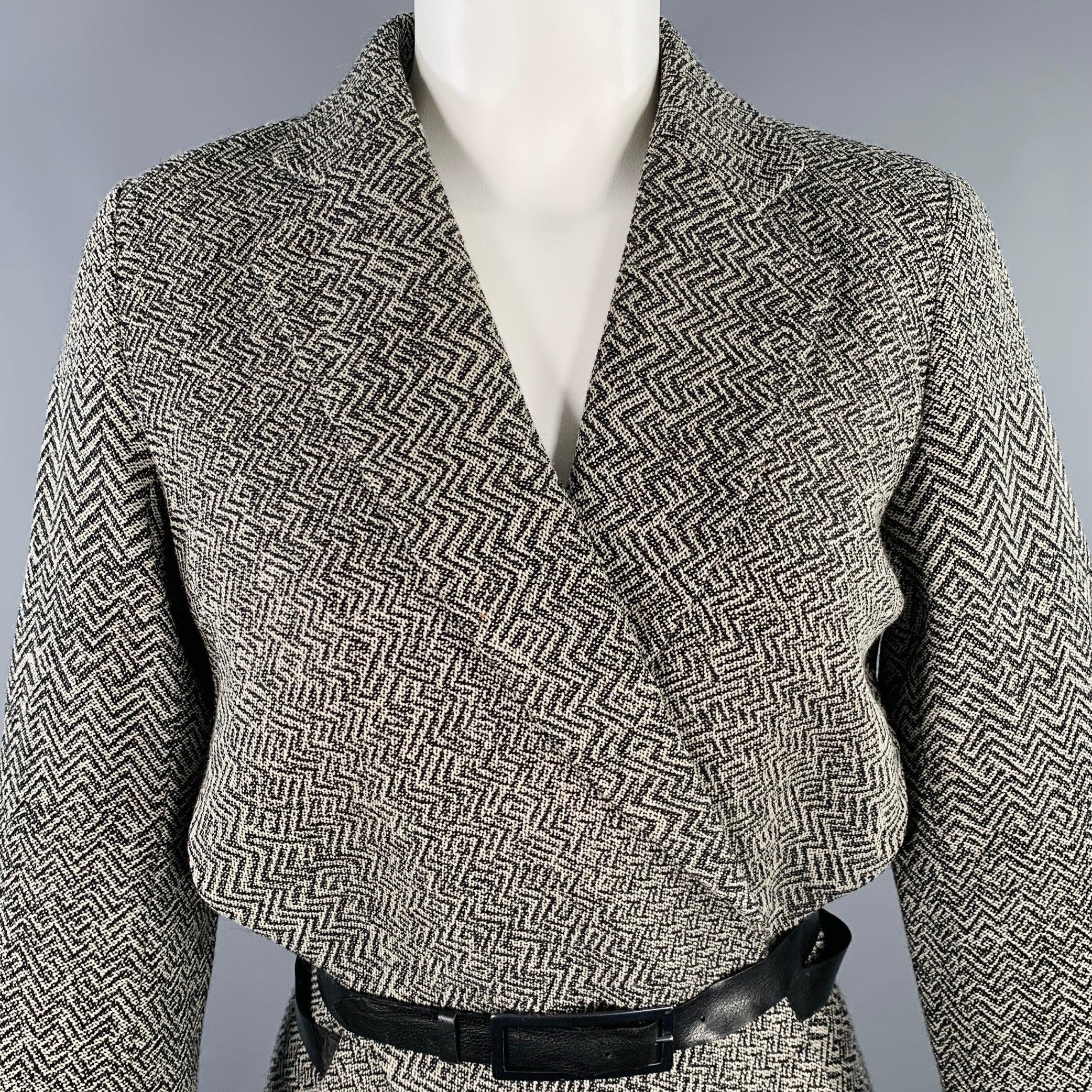 Blazer vintage KENZO PARIS
en laine noire et blanche, avec un motif à chevrons, un design déconstruit et une ceinture enveloppante. Fabriqué en France. Très bon état. Petits accrocs. 

Marqué :   FR 36 

Mesures : 
 
Épaule : 15 pouces Poitrine : 36