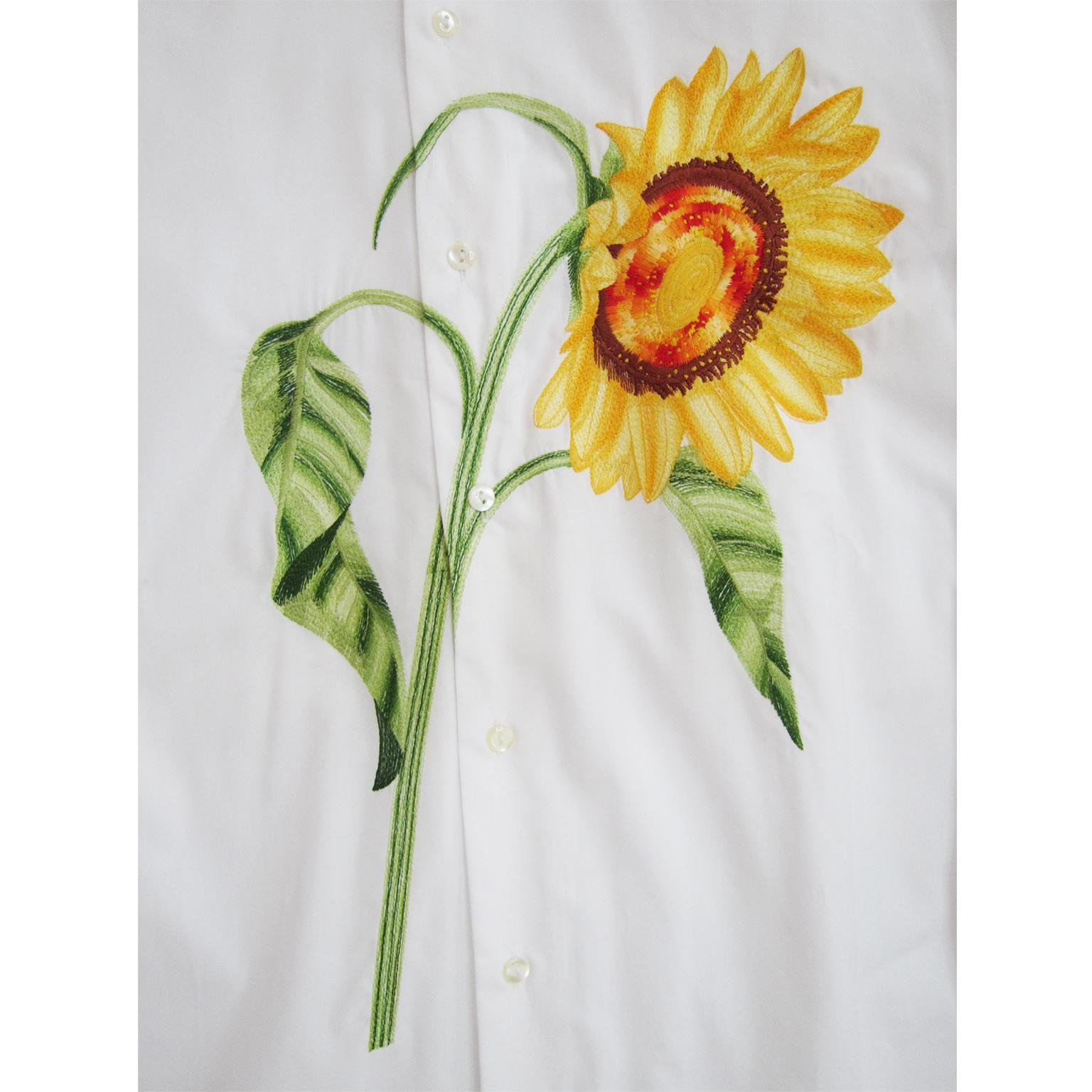 Kenzo Paris white mens shirt with large bright sunflower embroidery from 1980s.
New with Tag.
Size L
Underarm :  62 cm
Sleeve : 60 cm
Length : 82 cm

