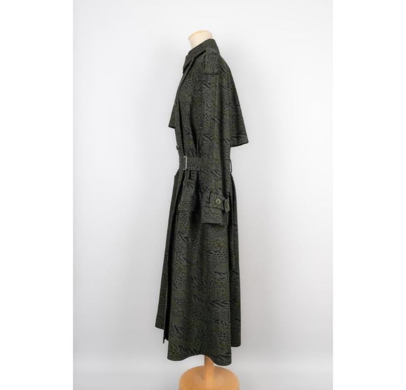 Kenzo - Trench coat with animal patterns in dark olive green tones. 36FR size indicated.

Additional information:
Condition: Very good condition
Dimensions: Shoulder width: 50 cm - Chest: 58 cm - Sleeve length: 57 cm - Length: 130 cm

Seller