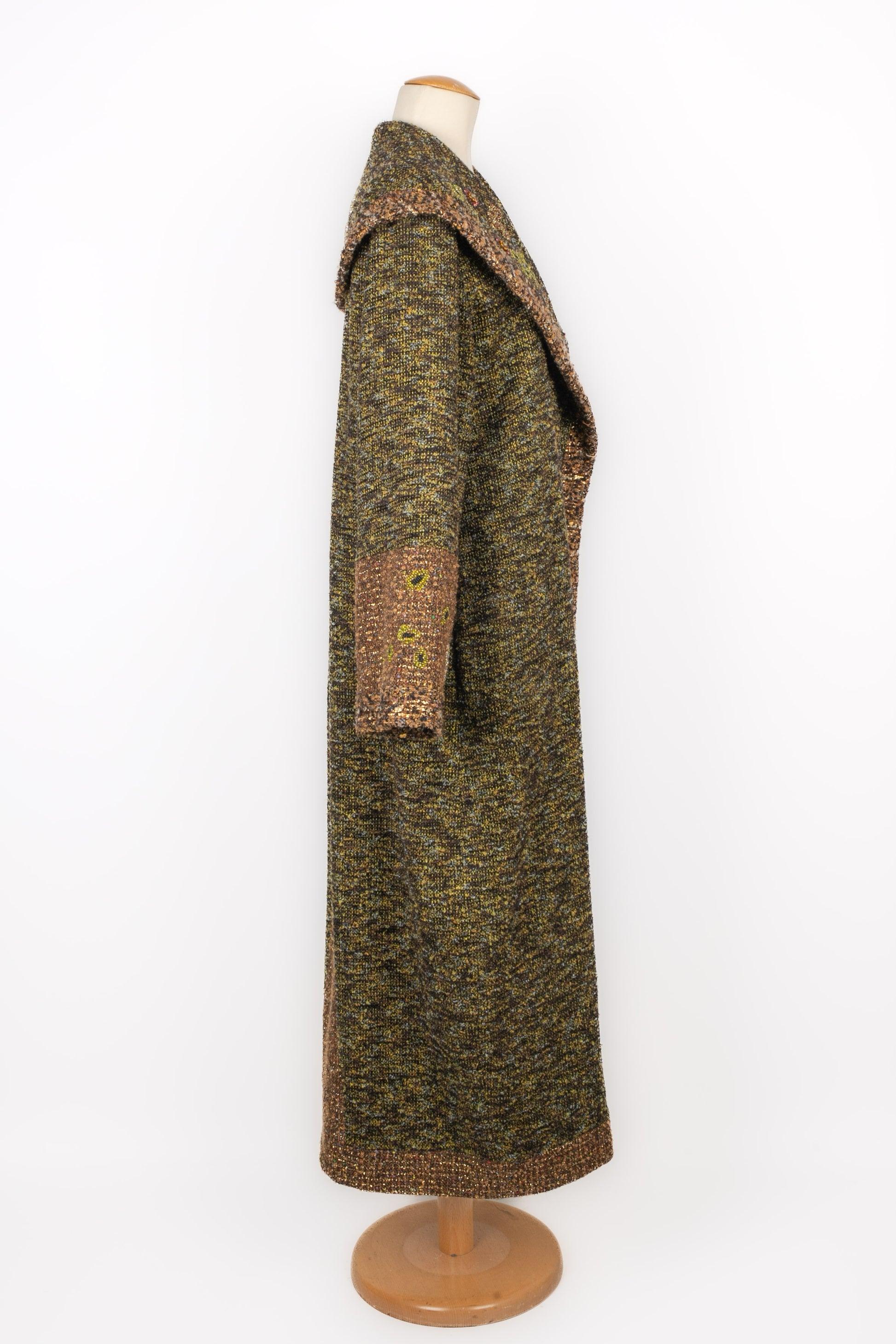 Kenzo - Tweed coat in green, brown and golden tones. No size indicated, it fits a 38FR.

Additional information:
Condition: Very good condition
Dimensions: Shoulder width: 44 cm - Sleeve length: 60 cm - Length: 130 cm

Seller Reference: M123