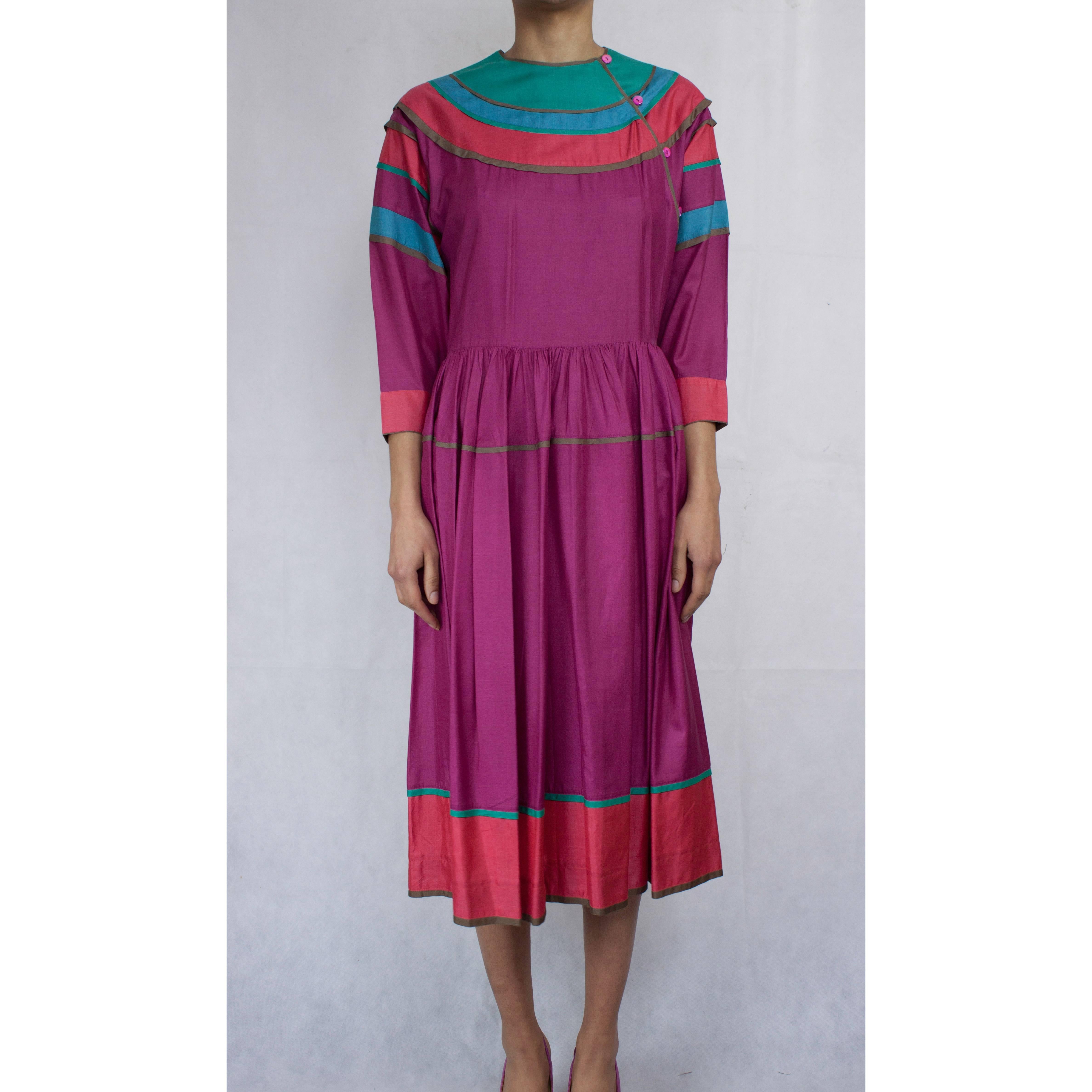 Dieses Kleid, das der legendäre Kenzo Takada 1980 entwarf, illustriert auf wunderbare Weise die grenz-, farb- und kulturübergreifende Ästhetik des Kultdesigners. Kenzo war eine ganz besondere Figur in der Pariser Modewelt und beeinflusste die