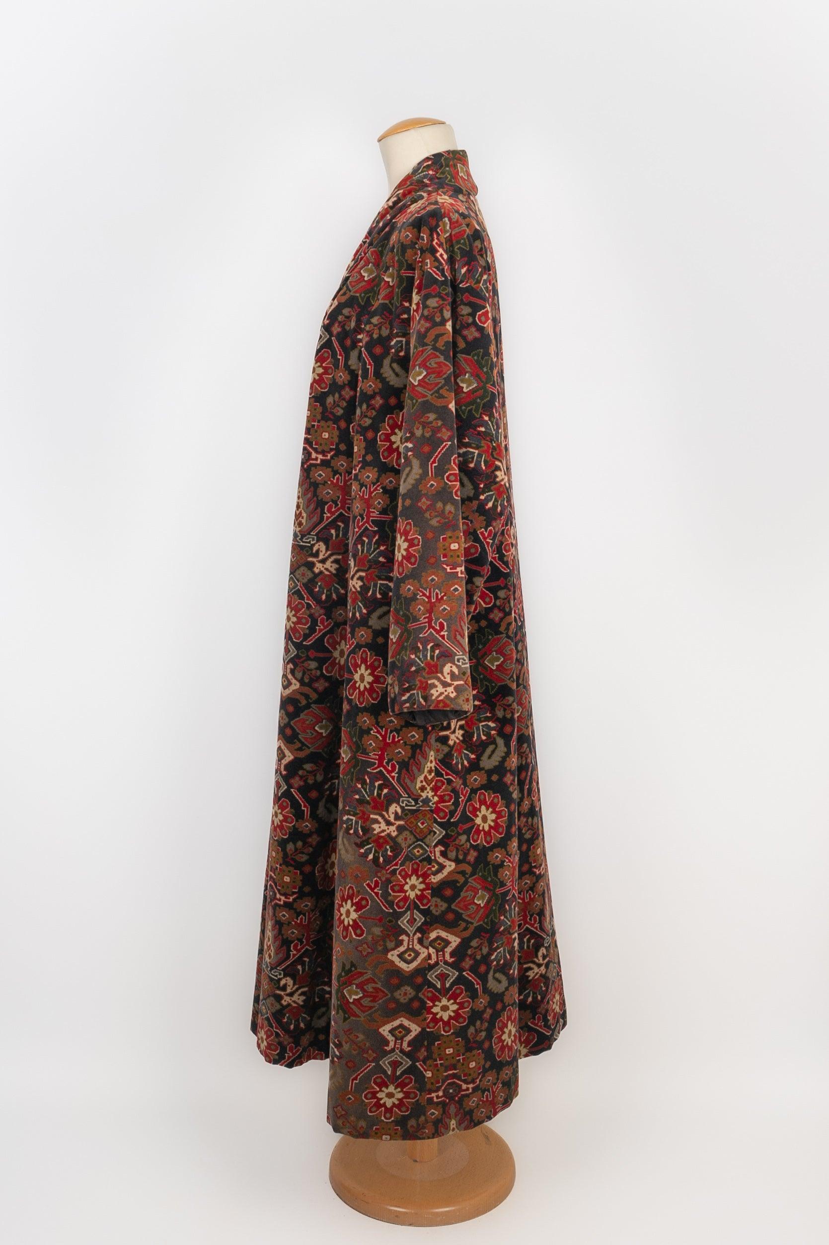 Kenzo - (Made in France) Velvet cotton coat with patterns in black, red, and dark green tones. Size M indicated.

Additional information:
Condition: Good condition
Dimensions: Shoulder width: 50 cm - Sleeve length: 56 cm - Length: 125 cm

Seller