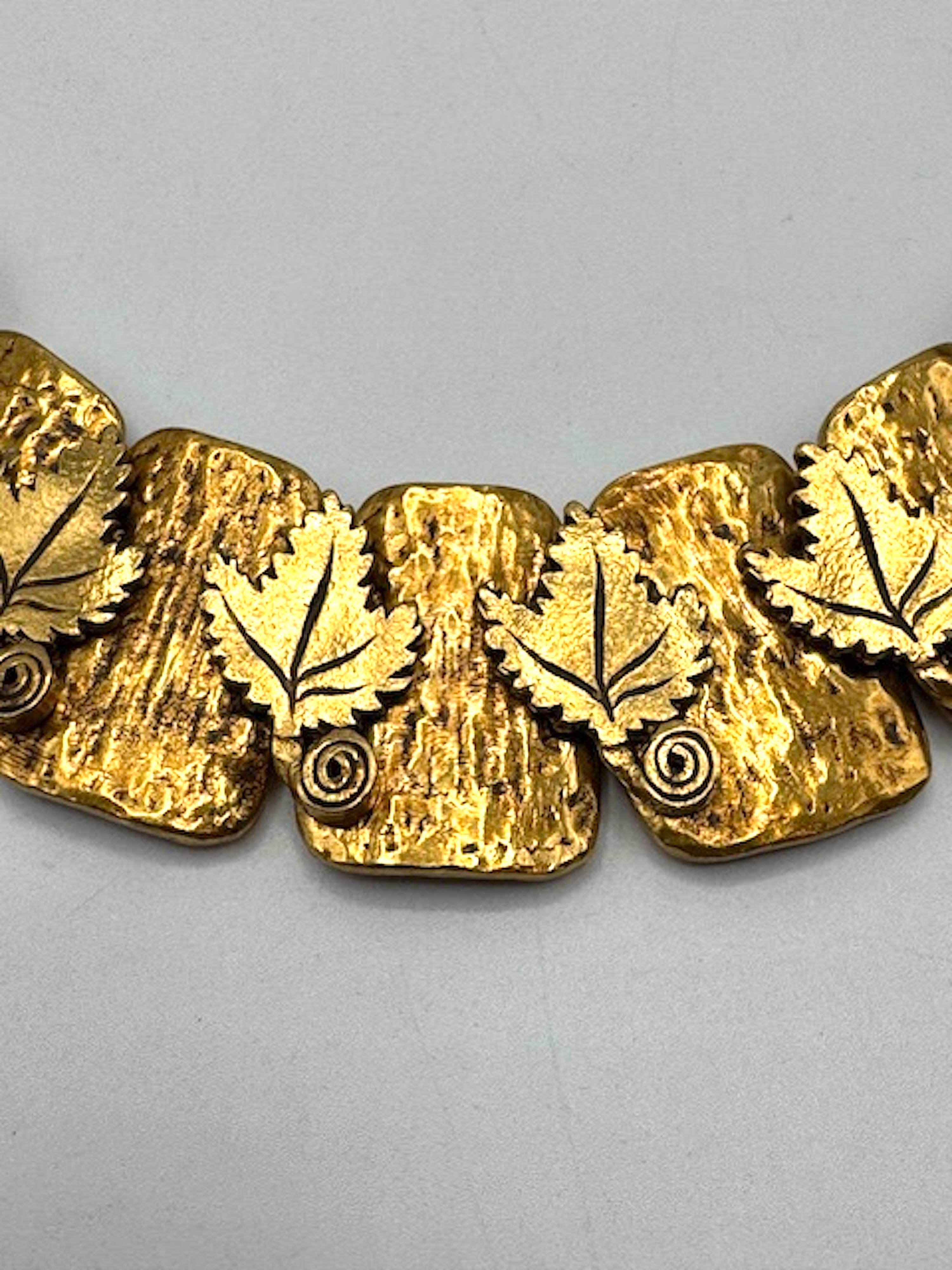 Collar Kenzo Vintage Años 80 Motivo Hoja Dorado en venta 8