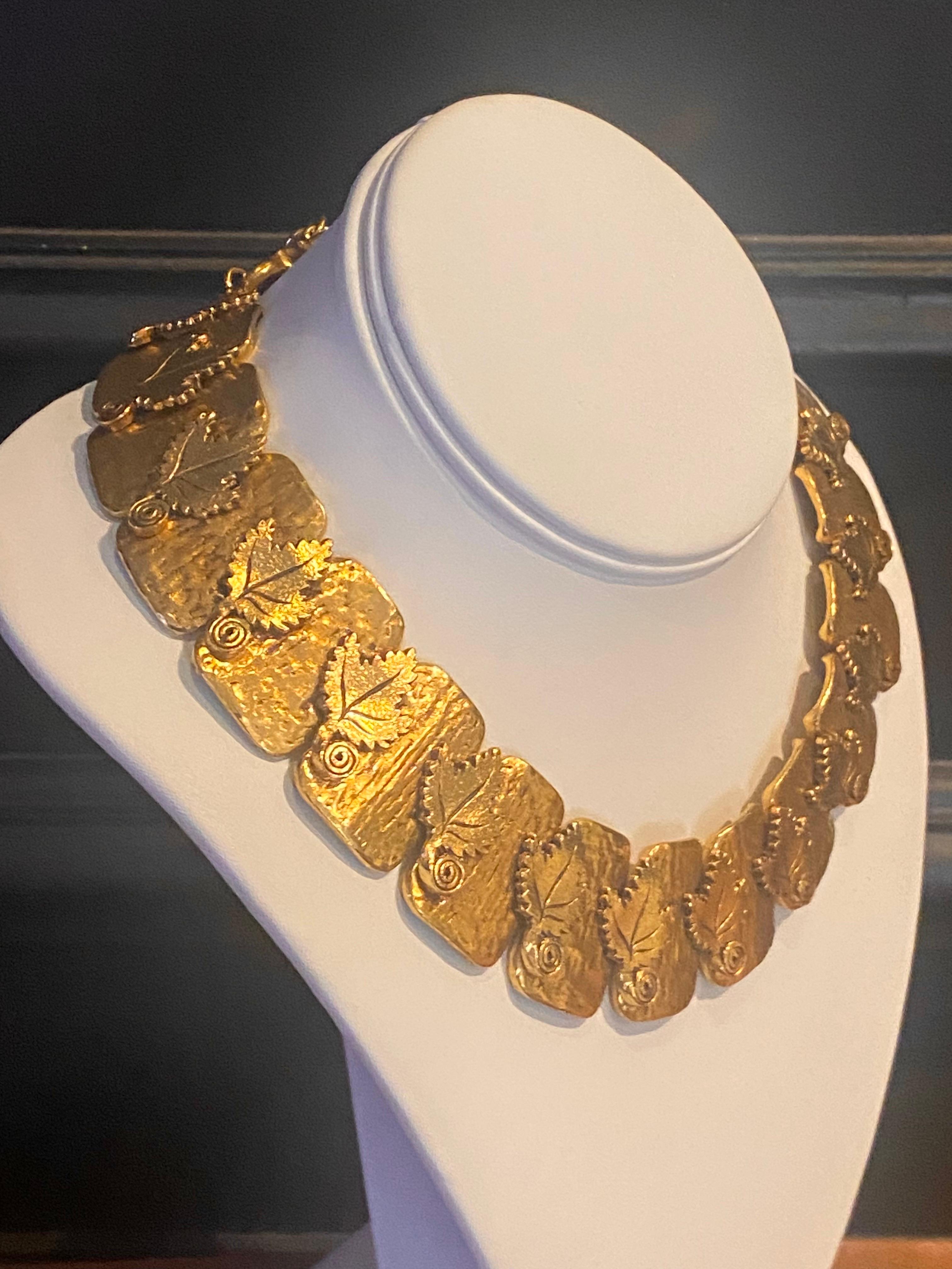 Collar Kenzo Vintage Años 80 Motivo Hoja Dorado en venta 1