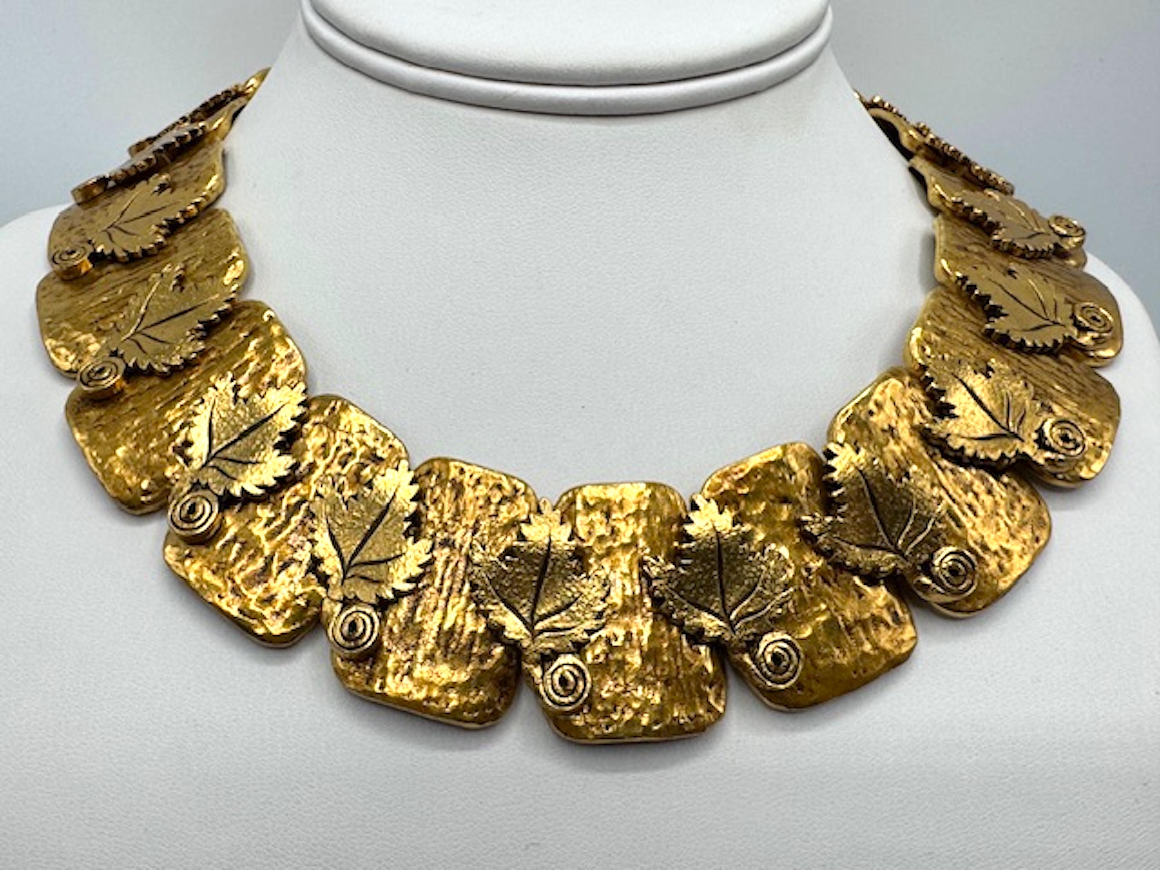 Collar Kenzo Vintage Años 80 Motivo Hoja Dorado en venta 3