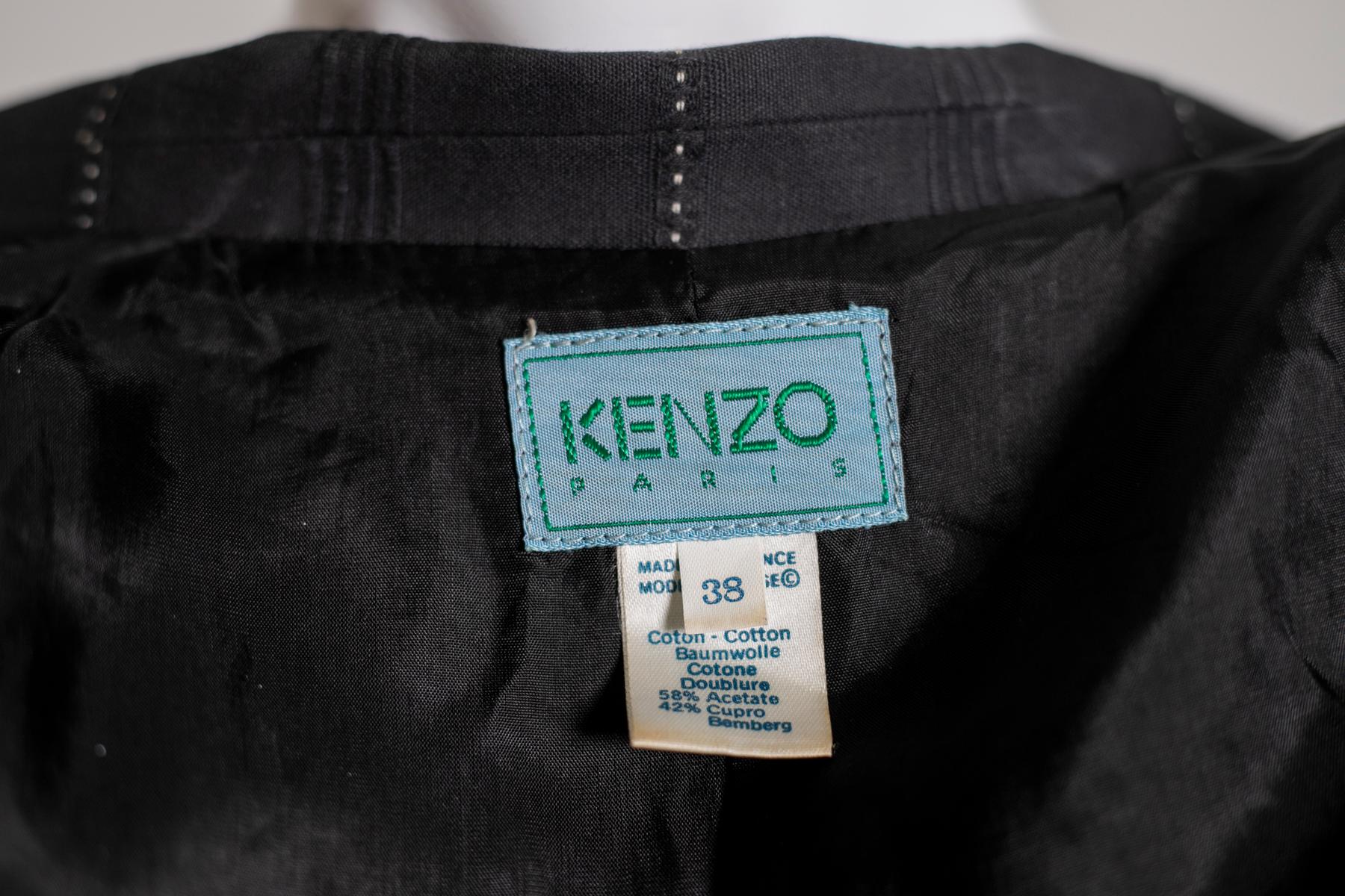 Glittering vintage elegant blazer designed by Kenzo in the 1990s, made in Italy. ORIGINAL LABEL.
The blazer has a classic elegant cut with soft long sleeves and a long stand collar, which closes centrally with 2 large black buttons.
There are two